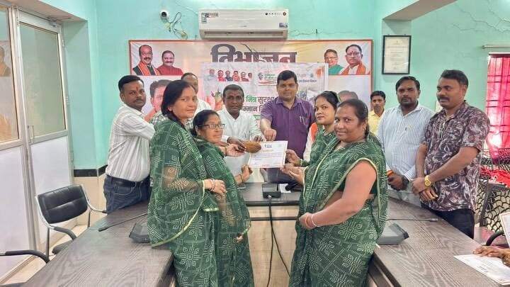 सेवा संकल्प अभियान के तहत नगर पालिका कवर्धा में स्वच्छता दीदियों एवं सफाई मित्रों को प्रशस्ति पत्र एवं श्रीफल भेंटकर सम्मानित किया गया। कलेक्टर कार्यालय परिसर में स्वच्छता अभियान भी चलाया गया।
नगर पालिका अध्यक्ष श्री चंद्रप्रकाश चंद्रवंशी ने स्वच्छता कर्मियों के परिश्रम की सराहना करते हुए कहा कि उनके योगदान से कवर्धा शहर स्वच्छ एवं सुंदर बन रहा है।
#SevaSankalpAbhiyan #SwachhataHiSeva #SafaiMitra #Janseva #Kabirdom