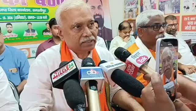 दरभंगा स्नातक-शिक्षक चुनाव को लेकर एनडीए ने कसी कमर, जीत के लिए कार्यकर्ताओं को सौंपी जिम्मेदारी
समस्तीपुर। दरभंगा स्नातक एवं शिक्षक निर्वाचन क्षेत्र से विधान परिषद चुनाव में एनडीए के दोनों प्रत्याशियों की जीत सुनिश्चित करने को लेकर समस्तीपुर में एनडीए कार्यकर्ताओं की बैठक आयोजित की गई। बैठक में चुनावी तैयारियों और जनसंपर्क अभियान की रणनीति पर विस्तार से चर्चा की गई।
बैठक में नेताओं ने कहा कि एनडीए के सभी घटक दलों के कार्यकर्ता एकजुट होकर स्नातक एवं शिक्षक मतदाताओं के बीच जनसंपर्क अभियान चलाएंगे। इस दौरान मतदाताओं को केंद्र एवं बिहार में एनडीए सरकार की उपलब्धियों और संचालित योजनाओं की जानकारी देते हुए उम्मीदवारों के पक्ष में मतदान की अपील की जाएगी।
बैठक में कार्यकर्ताओं से पंचायत एवं बूथ स्तर तक सक्रिय होकर मतदाताओं से संपर्क स्थापित करने तथा चुनावी तैयारियों को तेज करने का आह्वान किया गया। नेताओं ने कहा कि एनडीए के घटक �