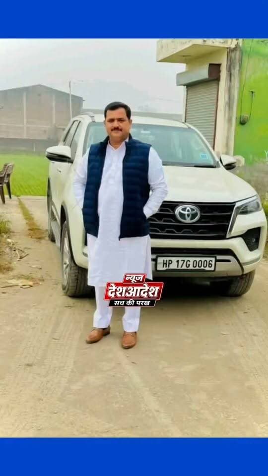 फिर बंद हुई कंडेला-अंबीवाला सड़क को मनीष तोमर ने करवाया बहाल
यातायात बहाल होने से ग्रामीणों ने ली राहत की सांस
देशआदेश सच की परख़
कंडेला। बरसात के कारण बंद पड़ी करीब साढ़े तीन किलोमीटर लंबी पुरुवाला-कंडेला-अंबीवाला सड़क को कांग्रेस नेता एवं क्रशर मालिक मनीष तोमर ने जेसीबी भेजकर दोबारा बहाल करवा दिया है। सड़क पर यातायात शुरू होने से क्षेत्र के ग्रामीणों ने राहत की सांस ली है।
जानकारी के अनुसार इससे पहले जिला परिषद सदस्य खत्री सिंह ठाकुर ने सड़क पर जेसीबी लगवाकर मार्ग को चालू करवाया था, लेकिन करीब एक सप्ताह बाद हुई बारिश और सड़क पर पेड़ गिरने के कारण मार्ग फिर से बंद हो गया। इससे ग्रामीणों और वाहन चालकों को आवाजाही में परेशानी का सामना करना पड़ रहा था।
ग्रामीण राजेश शर्मा, दिनेश कुमार, संदीप , सुनील आदि ने बताया कि सड़क अवरुद्ध होने की समस्या की जानकारी मिलते ही कांग्रेस नेता मनीष तोमर ने बिना देर किए जेसीबी भेजकर सड़क को बहाल करवाया।
इस दौरान जहां सड़क अधिक संकरी थी, वहां उसे चौड़ा भी करवाया गया, जिससे वाहनों की आवाजाही सुचारू हो सके। फिलहाल सड़क पर यातायात व्यवस्था फिर से बहाल हो गई है।
मनीष तोमर ने ग्रामीणों से कहा कि भविष्य में भी यदि सड़क को लेकर किसी तरह की परेशानी आती है या मार्ग दोबारा खराब होता है तो वे उनसे संपर्क कर सकते हैं। उन्होंने कहा कि ग्रामीणों की सुविधा के लिए हरसंभव सहयोग किया जाएगा।
