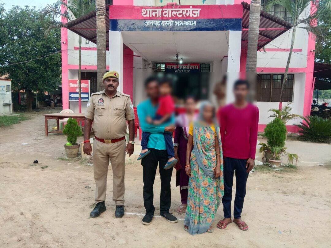 बस्ती समाचार
बस्ती पुलिस की मुस्तैदी से टला बड़ा हादसा रेलवे ट्रैक पर जान देने पहुंचे युवक को मुख्य आरक्षी ने बचाया
बस्ती। जनपद बस्ती के थाना वाल्टरगंज पुलिस की सजगता और तत्परता से शनिवार को एक व्यक्ति की जिंदगी बच गई। काम न मिलने से हताश होकर रेलवे ट्रैक पर आत्महत्या के इरादे से पहुंचे युवक को मुख्य आरक्षी (हेड कांस्टेबल) ने अपनी जान पर खेलकर एन वक्त पर पटरी से सुरक्षित हटा लिया।
मिली जानकारी के अनुसार, शनिवार (3 अक्टूबर 2026) को ग्राम प्रहरी बहेरिया ने वाल्टरगंज पुलिस को सूचना दी कि बहेरिया गांव के पास रेलवे ट्रैक पर एक युवक संदिग्ध परिस्थितियों में टहल रहा है और आने वाली ट्रेन का इंतजार कर रहा है। सूचना मिलते ही थाना वाल्टरगंज पर तैनात मुख्य आरक्षी सन्तोष यादव बिना एक पल गंवाए तत्काल मौके पर पहुंचे।
जिस समय सिपाही मौके पर पहुंचे, उसी दौरान ट्रैक पर एक मालगाड़ी तेजी से आ रही थी और युवक पटरी पर ही खड़ा था। मुख्य आरक्षी सन्तोष यादव ने अदम्य साहस और तत्परता दिखाते हुए मालगाड़ी के पहुंचने से ठीक पहले युवक को खींचकर सुरक्षित बचा लिया।
काम न मिलने से तनाव में था युवक
स्थिति सामान्य होने पर जब पुलिस ने युवक से पूछताछ की, तो उसने अपना नाम सूरज पुत्र स्व० जगदीश प्रसाद अग्रवाल, निवासी ओरीजोत गांधीनगर (थाना कोतवाली, जनपद बस्ती) बताया। सूरज ने बताया कि वह सुबह करीब 9:00 बजे काम की तलाश में घर से निकला था। काम न मिलने से मानसिक रूप से परेशान होकर वह वाल्टरगंज क्षेत्र के बहेरिया चौराहे के पास रेलवे पटरी पर आत्महत्या करने पहुंच गया था।
परिजनों को सौंपा गया, बस्ती पुलिस की हुई सराहना
पुलिस टीम युवक को थाने लाई और उससे परिजनों का संपर्क नंबर प्राप्त कर घटना की सूचना घर पर दी। सूचना मिलते ही सूरज की पत्नी (अपने 2 वर्षीय मासूम बच्चे के साथ) और उसकी मां तत्काल वाल्टरगंज थाने पहुंचीं। आवश्यक प्रक्रिया के बाद पुलिस ने युवक को समझा-बुझाकर उसके परिजनों के सुपुर्द कर दिया।