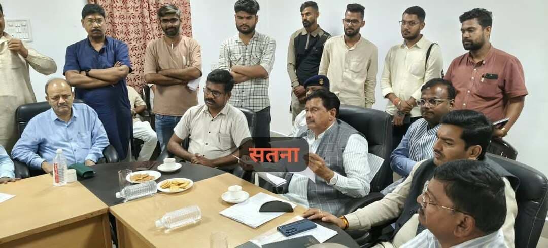 सतना। भरहुत नगर में हाउसिंग बोर्ड की जमीन को लेकर स्थानीय रहवासियों एवं डॉक्टर के साथ बड़ी बैठक सर्किट हाउस में आयोजित हुई। इस बैठक में जिला कलेक्टर डॉ सतीश कुमार एस, सांसद गणेश सिंह, अपर कलेक्टर विकास सिंह, महापौर योगेश ताम्रकार, विधायक विक्रम सिंह, जिला अध्यक्ष भगवती पांडेय, युवा मोर्चा जिला अध्यक्ष यश यादव सहित जनप्रतिनिधि एवं अधिकारी मौजूद रहे।