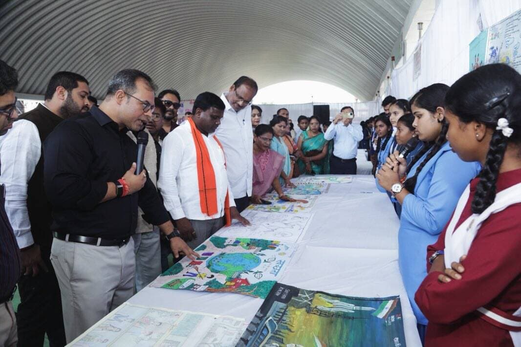 ‘मेरे सपनों का भारत’ में विद्यार्थियों ने दिखाई प्रतिभा
सेवा संकल्प अभियान के अंतर्गत आयोजित जिला स्तरीय चित्रकला एवं भाषण प्रतियोगिता में कांकेर जिले के विद्यार्थियों ने अपने सपनों, विचारों और कल्पनाओं को शब्दों एवं रंगों के माध्यम से अभिव्यक्त किया।
शिक्षा, तकनीक, संस्कार, अनुशासन, सकारात्मक सोच और राष्ट्र निर्माण जैसे विषयों पर विद्यार्थियों ने अपने विचार साझा किए और विकसित भारत के अपने सपनों की तस्वीर प्रस्तुत की।
विद्यालय स्तर से विकासखण्ड और जिला स्तर तक आयोजित प्रतियोगिता में जिले के सभी 7 विकासखण्डों से विद्यार्थियों ने उत्साहपूर्वक सहभागिता की। जिला स्तरीय प्रतियोगिता में विजेता विद्यार्थियों को अतिथियों द्वारा सम्मानित कर उनका उत्साहवर्धन किया गया।
विधायक श्री आशाराम नेताम ने विद्यार्थियों को शिक्षा, संस्कार और सकारात्मक सोच के साथ आगे बढ़ने का संदेश दिया। वहीं कलेक्टर श्री कुन्दन कुमार ने विद्यार्थियों से नई तकनीकों को सीखने, अपनी प्रतिभा पहचानने और अपने सपनों को लक्ष्य बनाकर निरंतर प्रयास करने का आह्वान किया।
✨ आज के सपने ही कल के विकसित भारत की नींव हैं।
#SevaSankalpAbhiyan #सेवा_संकल्प_अभियान