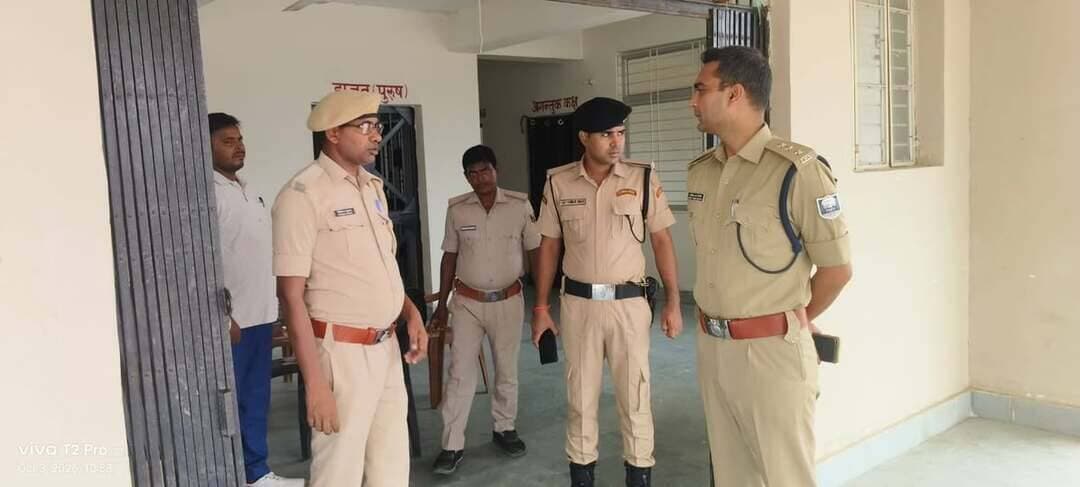 शकुराबाद व झुनाठी थाने का एसडीपीओ ने किया निरीक्षण, डायल-112 की व्यवस्था भी परखी
जहानाबाद : पुलिस अधीक्षक कोटा किरण कुमार के निर्देश पर अनुमंडल पुलिस पदाधिकारी, सदर ने शनिवार को शकुराबाद थाना एवं झुनाठी थाना का निरीक्षण किया। इस दौरान ओडी ड्यूटी, संतरी गार्ड ड्यूटी सहित थाना के विभिन्न अभिलेखों की जांच की गई। ड्यूटी पर तैनात पुलिस पदाधिकारियों एवं कर्मियों की सतर्कता और कार्यप्रणाली का भी जायजा लिया गया।
निरीक्षण के दौरान थाना परिसर में सुरक्षा व्यवस्था, ड्यूटी संचालन तथा अभिलेखों के संधारण से संबंधित आवश्यक बिंदुओं की समीक्षा की गई। पदाधिकारियों को ड्यूटी के दौरान सतर्क रहने और थाने में आने वाले लोगों की समस्याओं पर त्वरित कार्रवाई करने का निर्देश दिया गया।
इसके बाद अनुमंडल पुलिस पदाधिकारी ने डायल-112 के चन्धरियां मोड़ स्थित स्थल का भी निरीक्षण किया। आपातकालीन पुलिस सेवा को और अधिक प्रभावी एवं त्वरित बनाने के लिए आवश्यक दिशा-निर्देश दिए गए। अधिकारियों ने डायल-112 की कार्यप्रणाली और आपात स्थिति में त्वरित पुलिस पहुंच सुनिश्चित करने पर जोर दिया।