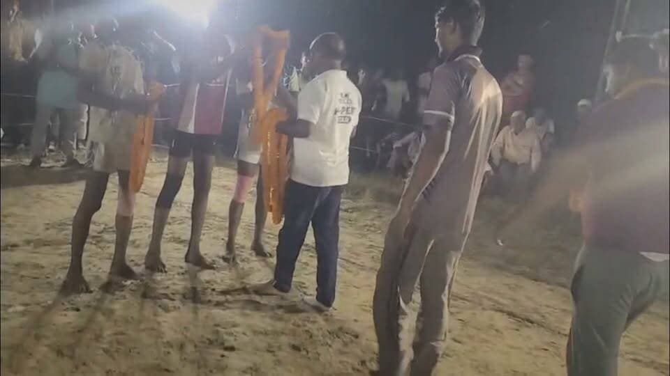 #जहानागंज के #धरवारा ग्राम सभा में कबड्डी का हुआ आयोजन अमित कुमार पांडे उर्फ छोटू बाबा ने फीता काट कर कियाउद्घाटन