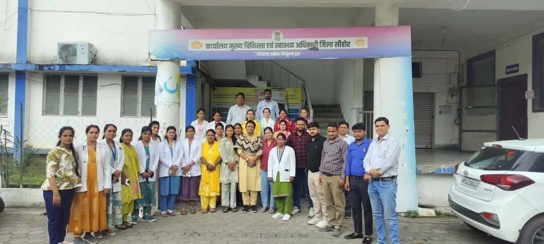 कर्मयोगी कार्यक्रम अंतर्गत एक दिवसीय प्रशिक्षण आयोजित
कलेक्टर श्री बालागूरू के., के निर्देशानुसार स्वास्थ्य विभाग के मैदानी स्वास्थ्य कार्यकर्ताओं एवं अन्य कर्मचारियों के लिए कर्तव्य कर्मयोगी कार्यक्रम अंतर्गत एक दिवसीय प्रशिक्षण कार्यक्रम आयोजित किया गया। कार्यक्रम का आयोजन मुख्य चिकित्सा एवं स्वास्थ्य अधिकारी डॉ. सुधीर कुमार डेहरिया के मार्गदर्शन में किया गया। प्रशिक्षण के दौरान स्वास्थ्य विभाग के मैदानी अमले को कार्यस्थल पर कर्तव्यनिष्ठा, उत्तरदायित्व, समयबद्ध कार्यप्रणाली, जनसेवा, व्यवहार कौशल तथा विभागीय दायित्वों के प्रभावी निर्वहन से संबंधित महत्वपूर्ण विषयों पर प्रशिक्षण प्रदान किया गया।
प्रशिक्षण का मुख्य उद्देश्य स्वास्थ्य सेवाओं को अधिक प्रभावी, संवेदनशील एवं जनहितकारी बनाते हुए मैदानी स्तर पर कार्यरत कर्मचारियों की कार्यक्षमता एवं उत्तरदायित्व की भावना को और सुदृढ़ करना रहा। प्रशिक्षण के माध्यम से प्राप्त जानकारी को अपने कार्यक्षेत्र में प्रभावी रूप से लागू करने का संकल्प लिया गया। स्वास्थ्य विभाग द्वारा कर्तव्य कर्मयोगी कार्यक्रम के उद्देश्यों के अनुरूप गुणवत्तापूर्ण एवं जन-केंद्रित स्वास्थ्य सेवाएं सुनिश्चित करने के लिए निरंतर प्रयास किए जा रहे हैं। इस प्रशिक्षण में डीइएमओ डॉ. अनीषा आईजक, सीनियर प्रशिक्षक श्री अभिनव मोदी एवं श्री बबीन मिश्रा द्वारा ई-दक्ष केन्द्र में प्रशिक्षण दिया गया।
#डॉ_मोहन_यादव_का_विकसित_MP #सेवा_संकल्प_अभियान_2026 #विकसित_भारत #ModiAt25 #JansamparkMP #CMMadhyaPradesh #MadhyaPradesh #sehore #जनसेवा #सेवा_संकल्प #सेवा_के_25_वर्ष #जनकल्याण #सेवा_ही_संकल्प #आशीर्वाद