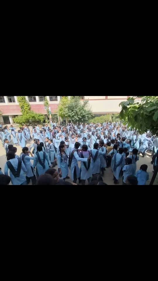 पीलीबंगा राजकीय बालिका उच्च माध्यमिक विद्यालय रजत पदक विजेता खिलाड़ियों के सम्मान में खुशियां मनाती छात्राएं, वेटलिफ्टिंग में 70 वीं राज्य स्तरीय खेल प्रतियोगिता में 3 छात्राओं ने जीता रजत पदक