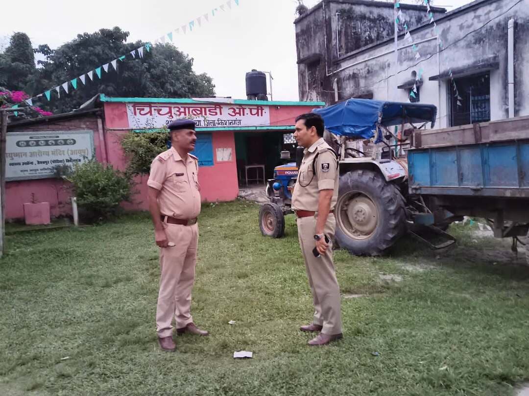 पुलिस अधीक्षक, किशनगंज द्वारा छत्तरगाछ T.O.P. एवं चिचुआबारी T.O.P. का औचक निरीक्षण किया गया।
इस दौरान पुलिस पदाधिकारियों एवं कर्मियों को आवश्यक दिशा-निर्देश दिए गए तथा थाना/टी.ओ.पी. की कार्यप्रणाली एवं व्यवस्थाओं का जायजा लिया गया।