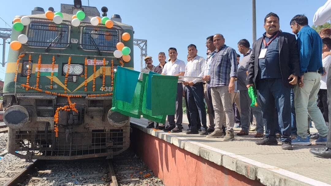 जगन्नाथ स्वामी की जय के जयकारों के साथ जगन्नाथपुरी रवाना हुए वरिष्ठ नागरिक
@followers @top fans News 24 Udaipur
<nis:link nis:type=tag nis:id=nonflower nis:value=nonflower nis:enabled=true nis:link/> <nis:link nis:type=tag nis:id=viralpost nis:value=viralpost nis:enabled=true nis:link/> <nis:link nis:type=tag nis:id=udaipur nis:value=udaipur nis:enabled=true nis:link/> <nis:link nis:type=tag nis:id=yatra nis:value=yatra nis:enabled=true nis:link/>
उदयपुर, 3 अक्टूबर। राजस्थान सरकार द्वारा वरिष्ठ नागरिकों के लिए चलाई जा रही निरूशुल्क तीर्थ यात्रा 2026 के अंतर्गत वरिष्ठ नागरिकों की ट्रेन शनिवार को राणा प्रताप नगर रेलवे स्टेशन से जगन्नाथपुरी के लिए दोपहर 2.30 बजे सहायक आयुक्त उदयपुर जतिन कुमार गांधी द्वारा हरी झंडी दिखाकर रवाना की गई।
सहायक आयुक्त जतिन गांधी ने बताया कि सभी वरिष्ठ नागरिकों को सुबह 6ः00 राणा प्रताप नगर रेलवे स्टेशन बुलाया गया था एवं यात्रियों के फॉर्म की जांच करके टिकट वितरण का कार्य देवस्थान विभाग के कार्मिकों द्वारा नितिन नागर एवं सुमित्रा सिंह के नेतृत्व में किया गया। उन्होंने बताया कि ट्रेन में राणा प्रताप नगर रेलवे स्टेशन से संभाग के उदयपुर, प्रतापगढ़, चित्तौड़गढ़ राजसमंद, सलूंबर, बांसवाड़ा, डूंगरपुर के 780 वरिष्ठ नागरिक को बैठाया गया। ट्रेन मे कोटा रेलवे स्टेशन से संभाग के 100 यात्री सवार होंगे। ट्रेन 5 अक्टूबर को जगन्नाथ पुरी पहुंचेगी जहां भगवान जगन्नाथ स्वामी के दर्शन करवाए जाएंगे एवं वरिष्ठ नागरिकों को कोणार्क के सूर्य मंदिर के भी दर्शन कराए जाएंगे।
ट्रेन का अतिरिक्त मुख्य ब्लॉक शिक्षा अधिकारी बाली प्रभारी राजेंद्र सिंह एवं सहायक ट्रेन प्रभारी सुमित्रा सिंह प्रबंधक देवस्थान को बनाया गया है। ट्रेन में कुल 880 यात्री एवं एक ट्रेन प्रभारी राजपत्रित अधिकारी, मेडिकल टीम, अनुरक्षक सहित 20 का स्टाफ कुल 900 यात्री यात्रा कर रहे है। समस्त वरिष्ठ जनों को ट्रेन में चाय नाश्ता, खाना, गंतव्य स्थान पर पहुंचने पर रहने दर्शन करने सहित समस्त सुविधाएं निशुल्क उपलब्ध कराई जा रही है। राज्य सरकार द्वारा प्रथम बार समस्त वरिष्ठ जनों के लिए एसी ट्रेन की व्यवस्था की गई है इससे पूर्व नॉन एसी ट्रेन संचालित होती थी। ट्रेन 8 अक्टूबर को पुनः उदयपुर लौट कर आएगी।