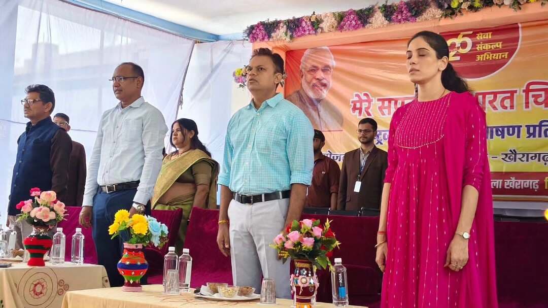 सेवा संकल्प अभियान-2026 : ‘मेरे सपनों का भारत चित्र सेवा’ थीम पर चित्रकला एवं भाषण प्रतियोगिता
सेवा संकल्प अभियान-2026 के अंतर्गत ‘मेरे सपनों का भारत चित्र सेवा’ थीम पर जिला स्तरीय चित्रकला एवं भाषण प्रतियोगिता का आयोजन सेजेस कन्या खैरागढ़ में किया गया। प्रतियोगिता में प्राथमिक, माध्यमिक, हाई एवं हायर सेकेंडरी स्तर के विद्यार्थियों ने उत्साहपूर्वक सहभागिता निभाई।
विद्यार्थियों ने अपनी कल्पनाओं और विचारों के माध्यम से विकसित एवं सशक्त भारत के सपनों को चित्रों और भाषण के माध्यम से अभिव्यक्त किया। प्रतियोगिता ने बच्चों में रचनात्मकता, अभिव्यक्ति कौशल और राष्ट्र निर्माण के प्रति सकारात्मक सोच को प्रोत्साहित किया।
#सेवा_संकल्प_अभियान #SevaSankalpAbhiyan #SevaSankalp #JanSeva #JanBhagidari ViksitChhattisgarh SevaSeVikas
CGkeAshirwadkaDiya
sevasankalpabhiyan
modiat25