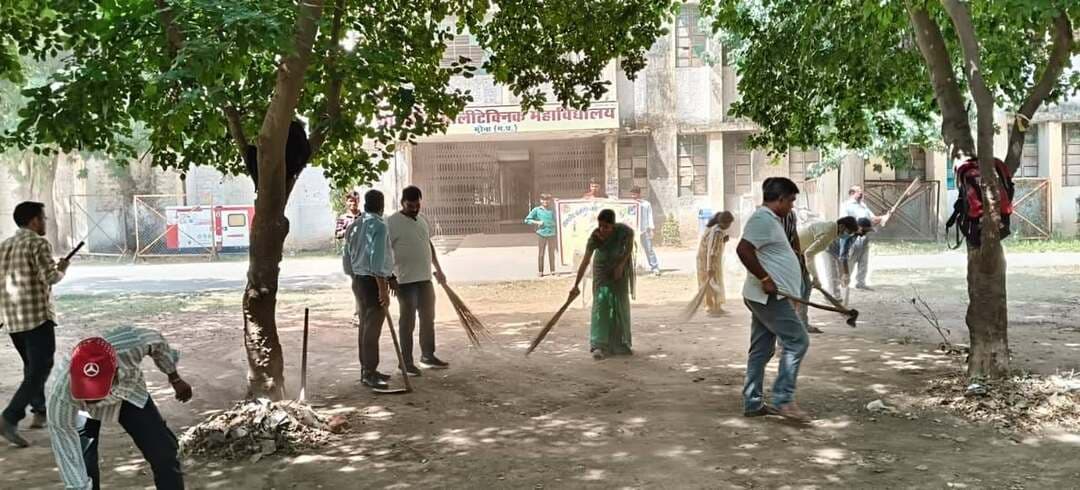 #SevaSankalpAbhiyan के तहत पॉलीटेक्निक महाविद्यालय में हुआ वृक्षारोपण एवं स्वच्छता अभियान
विद्यार्थियों ने पौधों की देखभाल और परिसर को स्वच्छ रखने का लिया संकल्प
सेवा संकल्प अभियान के अंतर्गत ‘मेरा सेवा योगदान’ थीम पर शासकीय पॉलीटेक्निक महाविद्यालय, मुरैना में पर्यावरण संरक्षण एवं स्वच्छता के उद्देश्य से वृक्षारोपण और स्वच्छता अभियान आयोजित किया गया। महाविद्यालय के प्राचार्य श्री मनोज कुमार सक्सेना ने पौधारोपण कर अभियान का शुभारंभ किया। इस अवसर पर कार्यक्रम नोडल अधिकारी श्री दिलीप गांगिल सहित शिक्षक, अतिथि व्याख्याता, कर्मचारी एवं विद्यार्थियों ने उत्साहपूर्वक सहभागिता की।
वृक्षारोपण अभियान के दौरान महाविद्यालय परिसर में विभिन्न स्थानों पर फलदार एवं छायादार पौधे लगाए गए। विद्यार्थियों ने पौधों के संरक्षण एवं नियमित देखभाल का संकल्प लिया। प्राचार्य श्री सक्सेना ने कहा कि वृक्ष पर्यावरण संतुलन बनाए रखने के साथ स्वच्छ वायु एवं जैव-विविधता के संरक्षण में महत्वपूर्ण भूमिका निभाते हैं। उन्होंने विद्यार्थियों से अधिक से अधिक पौधे लगाने तथा लगाए गए पौधों की नियमित देखभाल करने का आह्वान किया। उन्होंने कहा कि सेवा संकल्प अभियान विद्यार्थियों में सामाजिक उत्तरदायित्व, पर्यावरण के प्रति संवेदनशीलता एवं सेवा भावना विकसित करने का माध्यम है।
इसी क्रम में महाविद्यालय परिसर को स्वच्छ एवं सुंदर बनाने के उद्देश्य से स्वच्छता अभियान भी आयोजित किया गया। विद्यार्थियों एवं शिक्षकों ने श्रमदान कर परिसर के विभिन्न क्षेत्रों में साफ-सफाई की तथा अनावश्यक कचरा एकत्रित कर निर्धारित स्थान पर पहुंचाया। इस दौरान विद्यार्थियों को स्वच्छता के प्रति जागरूक करते हुए ‘स्वच्छ परिसर, स्वस्थ जीवन और स्वच्छ समाज’ का संदेश दिया गया।
कार्यक्रम नोडल अधिकारी श्री दिलीप गांगिल ने कहा कि स्वच्छता केवल व्यक्तिगत जिम्मेदारी नहीं, बल्कि सामूहिक सामाजिक दायित्व है। उन्होंने विद्यार्थियों से स्वच्छता को दैनिक जीवन का हिस्सा बनाने तथा अन्य लोगों को भी स्वच्छता के लिए प्रेरित करने का आह्वान किया। विद्यार्थियों ने परिसर को स्वच्छ रखने, कचरा निर्धारित स्थान पर डालने तथा लगाए गए पौधों की नियमित देखभाल करने का संकल्प लिया।
कार्यक्रम के अंत में श्री दिलीप गांगिल एवं शिक्षकों द्वारा प्राचार्य श्री मनोज कुमार सक्सेना को स्मृति चिह्न भेंट किया गया। श्री गांगिल ने अभियान के सफल आयोजन के लिए प्राचार्य, शिक्षकों, अतिथि व्याख्याताओं, कर्मचारियों एवं विद्यार्थियों का आभार व्यक्त किया। उन्होंने पर्यावरण संरक्षण, स्वच्छता एवं जनसेवा की गतिविधियों को निरंतर जारी रखने का आह्वान किया।
इस अवसर पर कार्यक्रम नोडल अधिकारी श्री कपिल राजे, शिक्षक श्री आर.एस. पंथ, श्री अमित जैन, श्री जितेन्द्र सिंह, अतिथि शिक्षक डॉ. आर.एन.एस. तोमर, सुश्री राखी शर्मा, श्रीमती मुक्ता श्रीवास्तव, श्रीमती कुक्की चिरगैंया, श्रीमती फराह खानम, श्रीमती कृष्णा यादव, श्री दीपेन्द्र राजपूत, श्री अरुण उच्चकोटिया, श्री देवेन्द्र शर्मा, श्री प्रह्लाद कुमार शुक्ल, श्री अंकित पारासर, श्री सुनील सहित महाविद्यालय के विद्यार्थी उपस्थित रहे।
#JansamparkMP #morena2026 #Morena #MadhyaPradesh Jansampark Madhya Pradesh