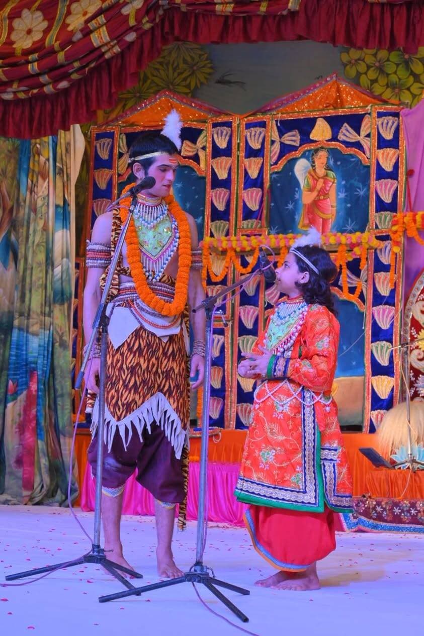 बरेली में रासलीला का चौथा दिन: वृंदावन की मंडली ने सुनाई खाटू श्याम की अलौकिक कथा
@Bareillylive: श्री राधा माधव संकीर्तन मंडल के तत्वावधान में आयोजित रासलीला एवं भक्त लीला के चौथे दिन शनिवार 3 अक्टूबर को वृंदावन से पधारे स्वामी देवकीनंदन महाराज की मंडली द्वारा श्री खाटू श्याम चरित्र लीला का मनोहारी मंचन किया गया। कार्यक्रम में भारी संख्या में भक्त उपस्थित रहे और बाबा श्याम के भजन-कीर्तन से वातावरण भक्तिमय हो गया।
बर्बरीक की कथा का मार्मिक वाचन:
स्वामी देवकीनंदन महाराज ने कथा वाचन के दौरान बताया कि खाटू श्याम का मूल नाम बर्बरीक था, जो पांडव पुत्र भीम और हिडम्बा के पौत्र तथा घटोत्कच और मौरवी (अहिल्यावती) के पुत्र थे। भगवान शिव और भगवती की कठोर तपस्या से उन्हें तीन अत्यंत शक्तिशाली बाण प्राप्त हुए थे, जिनकी शक्ति इतनी अपार थी कि वे एक ही बाण से पूरे युद्ध का नक्शा बदल सकते थे।
महाभारत युद्ध आरंभ होने पर बर्बरीक युद्ध देखने मैदान की ओर जा रहे थे। भगवान कृष्ण को ज्ञात हुआ कि बर्बरीक ने प्रतिज्ञा ली है कि जो सेना हार रही होगी, वे उसी की ओर से लड़ेंगे। इससे युद्ध का संतुलन बिगड़ सकता था। अतः भगवान कृष्ण ने ब्राह्मण का भेष धारण कर बर्बरीक से वार्ता की और उनकी प्रतिज्ञा का कारण जाना।
बर्बरीक ने कहा कि वे एक तीर से सारे युद्ध का नक्शा बदल देंगे। भगवान कृष्ण ने उनकी शक्ति की परीक्षा लेने के लिए एक पेड़ की ओर इशारा किया और कहा कि यदि वे उस पेड़ के प्रत्येक पत्ते में छेद कर दें, तो ही उनकी शक्ति पर विश्वास करेंगे। बर्बरीक ने एक ही तीर चलाया और सारे पत्तों में छेद हो गए। भगवान कृष्ण ने अपना पैर हटाकर देखा तो जो पत्ता उनके पैर के नीचे दबा था, उसमें भी छेद हो चुका था।
प्रभु समझ गए कि बर्बरीक सारा युद्ध एक दिन में ही समाप्त कर देगा और पांडव हार जाएंगे। अतः उन्होंने बर्बरीक से दान में उसका शीश मांग लिया। बर्बरीक ने खुशी-खुशी अपना शीश दान कर दिया। तब भगवान कृष्ण अपने असली रूप में आ गए और बर्बरीक को आशीर्वाद दिया कि कलयुग में उनकी पूजा खाटू श्याम के नाम से होगी। बर्बरीक की इच्छा के अनुसार भगवान ने उसके शीश को एक पर्वत पर स्थापित कर दिया, जहां से उसने पूरा महाभारत युद्ध देखा।
कलयुग में यह शीश राजस्थान के सीकर जिले के खाटू नगर में प्रकट हुआ, जहां आज खाटू श्याम का भव्य मंदिर स्थित है।
यजमान एवं आयोजक समिति का सहयोग:
मीडिया प्रभारी कैलाश चंद्र शर्मा ने बताया कि आज के यजमान विवेक शरण अग्रवाल, संजय गोयल और वीरेंद्र स्वरूप अग्रवाल रहे। कार्यक्रम के सफल आयोजन में कमेटी के जुगल किशोर साबू, मोहन गुप्ता, सुरेश मिन्ना, विकास शर्मा, कैलाश शर्मा, प्रेम शंकर अग्रवाल, मुकेश अग्रवाल, नवीन गोयल, संजय शर्मा, समित अग्रवाल, आशीष मालू, कृष्णा अग्रवाल, संजय अग्रवाल, मुकेश शर्मा, मनोज अग्रवाल, निरंकार ओबेरॉय, सत्य प्रकाश ओबेरॉय, शिव कुमार सिंह, विपिन सक्सेना, रिंकू, शुभम आदि का सराहनीय सहयोग रहा।
कल होगा गिरिराज पूजन एवं छप्पन भोग लीला:
कमेटी ने बताया कि कल रविवार 4 अक्टूबर को सायंकाल 6:00 बजे से 9:30 बजे तक गिरिराज पूजन और छप्पन भोग की लीला का मंचन किया जाएगा। भक्त जन इस पावन अवसर पर शामिल होने के लिए आमंत्रित हैं।