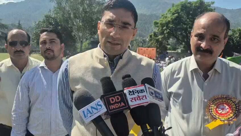 चार दिवसीय इस प्रतियोगिता में चंबा जिला के 93 विद्यालयों के 900 से अधिक छात्र-छात्राएं विभिन्न खेल स्पर्धाओं में भाग ले रहे हैं। Himachal Times TV