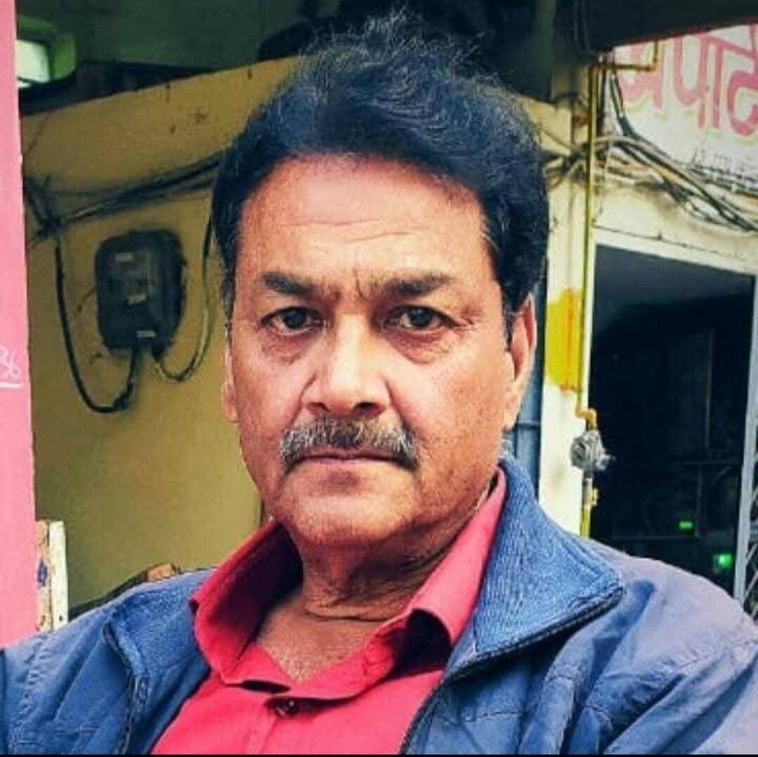 नहीं रहे, अंचल के वरिष्ठ पत्रकार महेश शिवहरे, मुरैना में लंबे समय तक की बेबाक पत्रकारिता👇
मूलतः ग्वालियर के रहने वाले महेश शिवहरे ने बतौर पत्रकार सबसे ज्यादा समय ईटीवी के लिए सेवाएं दीं। वर्ष 2000 के बाद लगभग एक दशक तक वे मुरैना में भी रहे। महेश भाई, कैंसर से पीड़ित थे, लगातार उपचार के बाद अंततः वे जिंदगी की जंग हार गए।
विनम्र श्रद्धांजलि महेश भाई साहब💐