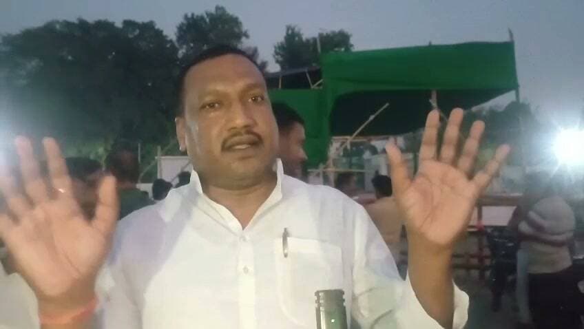 कल नेता प्रतिपक्ष तेजस्वी यादव का औरंगाबाद में भव्य स्वागत होगा : गोह विधायक अमरेंद्र कुशवाहा
औरंगाबाद। राजद के गोह विधानसभा के विधायक अमरेंद्र कुशवाहा ने कहा कि रविवार को नेता प्रतिपक्ष तेजस्वी प्रसाद यादव का औरंगाबाद आगमन हो रहा है, जिसको लेकर भव्य तरीके से तैयारी की जा रही है।
गांधी मैदान में चल रही तैयारियों का जायजा लेने के दौरान विधायक ने कहा कि सबसे पहले राष्ट्रीय जनता दल की ओर से औरंगाबाद की पावन धरती पर हमारे नेता तेजस्वी का बहुत-बहुत स्वागत है। ये भगवान भास्कर की धरती है, यहाँ उगते हुए सूरज को भी पूजा जाता है। कल उनका जोरदार स्वागत होगा।उन्होंने कहा कि लाखों की संख्या में लोग, विशेषकर युवा और नौजवान साथी उनकी बातों को सुनने के लिए आएंगे।