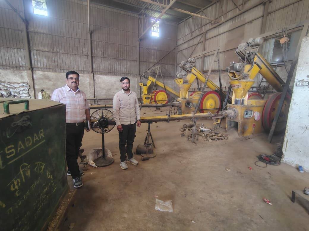 <nis:link nis:type=tag nis:id=सेवा_संकल्प_अभियान nis:value=सेवा_संकल्प_अभियान nis:enabled=true nis:link/>
<nis:link nis:type=tag nis:id=सेवा_सेतु_अभियान nis:value=सेवा_सेतु_अभियान nis:enabled=true nis:link/>
<nis:link nis:type=tag nis:id=मुख्यमंत्री_जनविश्वास_अभियान nis:value=मुख्यमंत्री_जनविश्वास_अभियान nis:enabled=true nis:link/> के अंतर्गत आज महाप्रबंधक उद्योग विभाग श्री अजय तिवारी ने ग्राम टोडी (करेरा) स्थित बायोमास विनिर्माण इकाई 'मेसर्स महालक्ष्मी एग्रो फूड' का निरीक्षण किया।
निरीक्षण के दौरान प्रोपराइटर श्री शुभम मित्तल की उपस्थिति में संयंत्र की उत्पादन प्रणाली, दैनिक क्षमता, पर्यावरणीय मानकों एवं स्थानीय स्तर पर रोजगार सृजन के संबंध में जानकारी ली।
<nis:link nis:type=tag nis:id=shivpuri nis:value=shivpuri nis:enabled=true nis:link/>