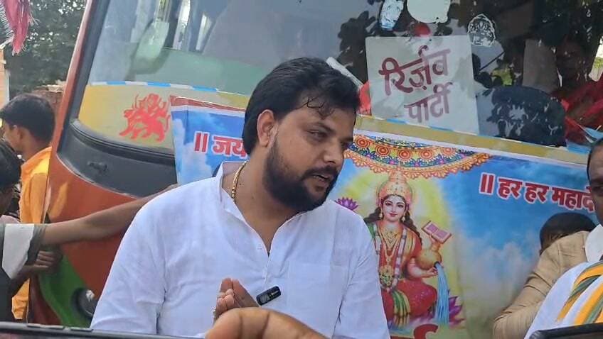 मां के याद में जीउतिया पर्व पर पुत्र का भाव सैकड़ों महिलाओं को गंगा स्नान के लिए साथ पहुंचा बक्सर।