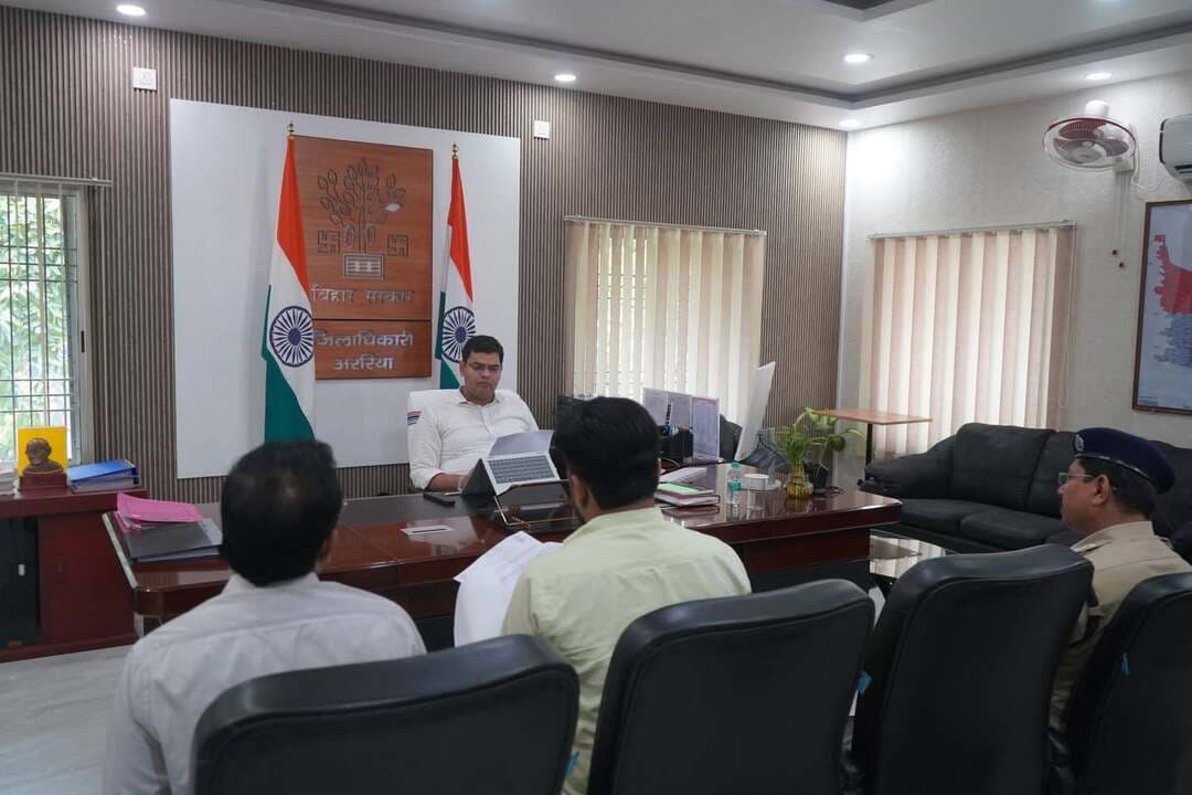 अररिया जिलाधिकारी की अध्यक्षता में राज्यस्तरीय आयोजन समिति की बैठक आयोजित
अररिया जिलाधिकारी विनोद दूहन की अध्यक्षता में कार्यालय वेश्म में राज्यस्तरीय आयोजन समिति की बैठक आयोजित की गई। बैठक में अंडर-14, अंडर-17 एवं अंडर-19 बालक वर्ग की शतरंज प्रतियोगिता के सफल आयोजन को लेकर विभिन्न तैयारियों की विस्तृत समीक्षा की गई।
बैठक में प्रतियोगिता की तिथि एवं आयोजन स्थल, प्रतिभागियों एवं प्रभारी तथा तकनीकी पदाधिकारियों के आवासन, भोजन एवं अन्य व्यवस्थाओं, निबंधन समिति, परिवहन समिति, मैदान/खेल स्थल निर्माण समिति, साफ-सफाई, अग्निशमन, विधि-व्यवस्था, चिकित्सा सुविधा सहित विभिन्न समितियों के गठन एवं दायित्व निर्धारण पर चर्चा की गई।
बैठक में 12, 13 एवं 14 अक्टूबर 2026 को प्रतियोगिता आयोजित करने पर सहमति बनी। तीनों आयु वर्गों की शतरंज प्रतियोगिता का आयोजन इनडोर स्टेडियम सह खेल भवन, अररिया में कराने का निर्णय लिया गया।
जिलाधिकारी ने संबंधित पदाधिकारियों को निर्देशित किया कि प्रतियोगिता में शामिल होने वाले प्रतिभागियों, उनके प्रभारियों एवं तकनीकी पदाधिकारियों के आवासन, भोजन, चिकित्सा सुविधा, परिवहन, निबंधन, साफ-सफाई, अग्निशमन एवं विधि-व्यवस्था सहित सभी आवश्यक व्यवस्थाएं प्रतियोगिता से पूर्व सुनिश्चित कर ली जाएं। उन्होंने सभी संबंधित समितियों को आपसी समन्वय के साथ कार्य करते हुए तैयारियां समय पर पूर्ण कराने का निर्देश दिया।
बैठक में प्रभारी अनुमंडल पदाधिकारी, प्रभारी सिविल सर्जन, जिला शिक्षा पदाधिकारी, जिला जनसंपर्क पदाधिकारी सहित संबंधित पदाधिकारी उपस्थित थे।