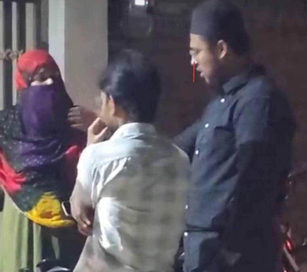 *तालिब सौदागर उनकी पत्नी पर फायरिंग CCTV वीडियो के आधार पर संदिग्ध नाम अन्नी, टीपू करिया पर आरोप*
*कट्टे से दंपत्ति पर फायरिंग का आरोप, सफेद स्कूटी से पीछा करते दिखे दो युवक*
छतरपुर। सिटी कोतवाली थाना क्षेत्र के नारायणपुरा रोड पर घर जा रहे एक दंपत्ति पर कट्टे से फायर किए जाने का मामला सामने आया है। घटना की सूचना मिलते ही सिटी कोतवाली पुलिस मौके पर पहुंची और जांच शुरू कर दी।
जानकारी के अनुसार, तालिब सौदागर अपनी पत्नी खुशनुमा सौदागर के साथ करीब रात 8:15 बजे घर की ओर जा रहे थे। इसी दौरान उनके घर के पास कथित तौर पर कट्टे से फायर किया गया। पुलिस ने घटनास्थल के आसपास लगे सीसीटीवी कैमरों के फुटेज खंगाले, जिसमें दो युवक सफेद रंग की स्कूटी से तालिब सौदागर का पीछा करते हुए दिखाई दे रहे हैं।
पीड़ित तालिब सौदागर ने बताया कि अन्नी और टीपू करिया नाम के युवकों द्वारा उनके ऊपर कट्टे से फायर किया गया। उन्होंने यह भी बताया कि इससे पहले भी उन पर हमला किया गया था, जिसकी शिकायत सिटी कोतवाली थाने में दी गई थी।
वहीं, खुशनुमा सौदागर ने आरोप लगाया कि फायरिंग के दौरान पीछे से कोई चीज उन्हें लगी, जिससे उनके कपड़े में छेद हो गया। घटना के बाद पुलिस ने मौके पर पहुंचकर जांच-पड़ताल शुरू कर दी है। सिटी कोतवाली थाना प्रभारी सतीश सिंह सहित पुलिस बल ने घटनास्थल का निरीक्षण किया। पुलिस सीसीटीवी फुटेज और अन्य तथ्यों के आधार पर मामले की जांच कर रही है।
