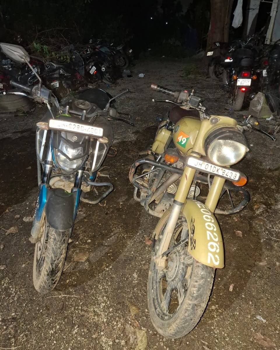 #नामकुम में पुलिस की बड़ी कार्रवाई
#रांची के नामकुम थाना क्षेत्र में पुलिस ने अवैध हथियार और चोरी की मोटरसाइकिल के साथ दो आरोपियों को गिरफ्तार किया है। पुलिस के अनुसार, दोनों हाईटेंशन ग्राउंड के पास एक खंडहर में किसी आपराधिक घटना की योजना बना रहे थे।
गुप्त सूचना के आधार पर पुलिस ने छापेमारी कर दोनों को पकड़ा। तलाशी के दौरान एक पिस्टल, मैगजीन और 3 जिंदा कारतूस बरामद किए गए। मौके से दो मोटरसाइकिल भी जब्त की गईं।
पुलिस के मुताबिक, पूछताछ में आरोपियों ने दोनों मोटरसाइकिल चोरी की होने की बात बताई है। पुलिस का दावा है कि हथियार का इस्तेमाल छिनतई और लूट की घटनाओं में किया जाता था।
पुलिस के अनुसार, गिरफ्तार आरोपियों के खिलाफ रांची के अलग-अलग थानों में पहले से कई आपराधिक मामले दर्ज हैं। मामले में अन्य लोगों की भूमिका की जांच करते हुए पुलिस छापेमारी कर रही है।
#Ranchi #Namkum #RanchiPolice #CrimeNews #JharkhandNews #RanchiNews #PoliceAction #CrimeUpdate #Arrested #IllegalArms #StolenBike #JharkhandPolice #BreakingNews #LatestNews #LoktantraBharat #LoktantraKhabar