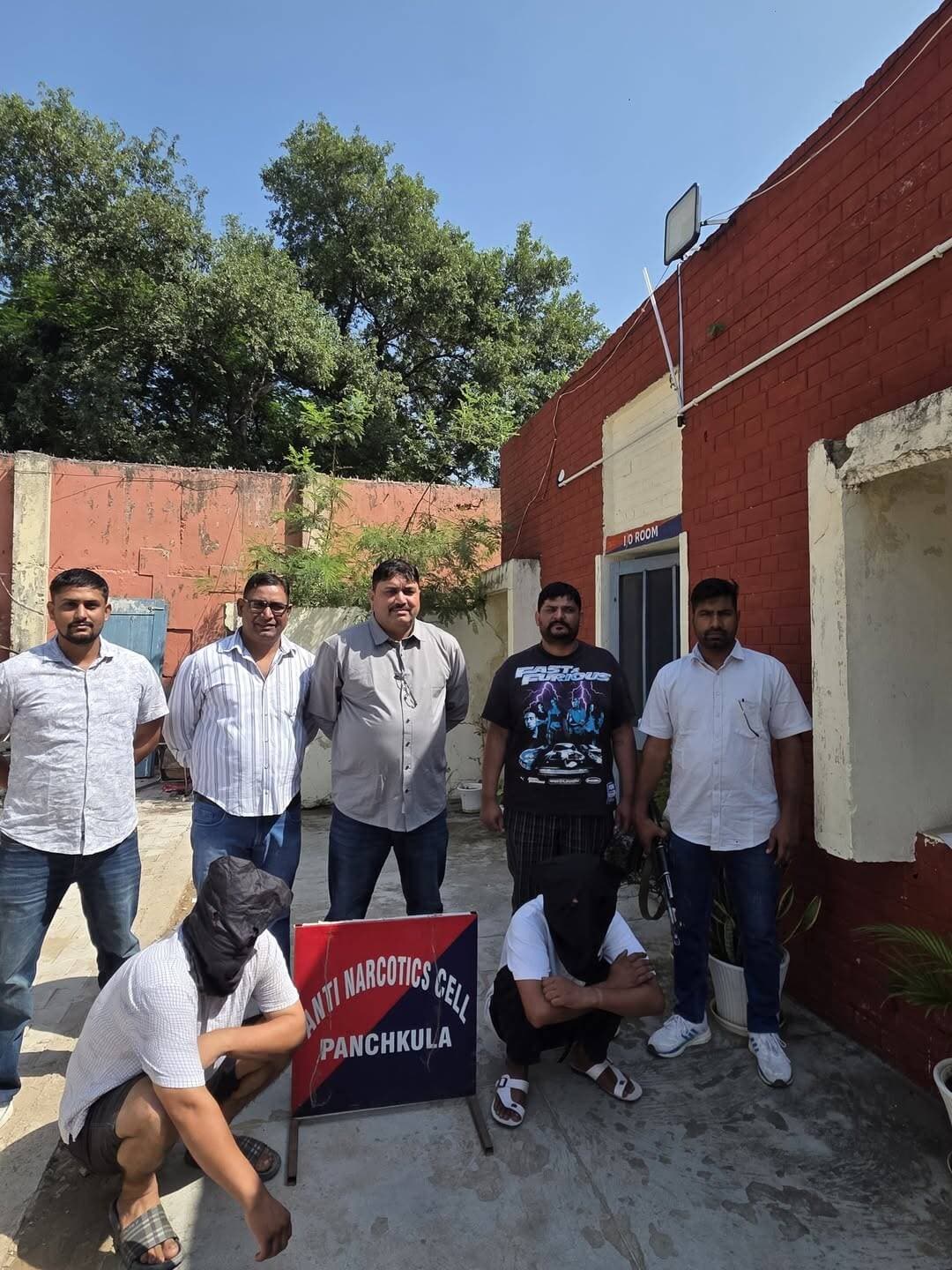पंचकूला पुलिस ने कैथल व लुधियाना के 2 ड्रग तस्कर दबोचे, 6 लाख से अधिक कीमत की हेरोइन बरामद
आरोपी संदीप के खिलाफ पहले भी नशा तस्करी के 4 मामले दर्ज, दोनों आरोपी 4 दिन के पुलिस रिमांड पर, पुलिस अब मुख्य सप्लायर की तलाश में
पंचकूला/ 3 अक्टूबर:- पंचकूला पुलिस की एंटी नारकोटिक सेल ने हेरोइन तस्करी के मामले में कार्रवाई करते हुए दो आरोपियों को गिरफ्तार किया है। पुलिस टीम ने 1 अक्टूबर को पहले सेक्टर-26 स्थित हर्बल पार्क के पास से 31 ग्राम हेरोइन के साथ संदीप कुमार उर्फ सैंडी निवासी गांव मटौर, जिला कैथल को काबू किया। बरामद हेरोइन की कीमत 6 लाख रुपये से अधिक बताई जा रही है। आरोपी से पूछताछ में सामने आए सप्लायर बलविन्द्र सिंह उर्फ विक्की निवासी जिला लुधियाना को भी पुलिस ने पंजाब के ढकौली से गिरफ्तार कर लिया। दोनों के खिलाफ पंचकूला के चंडीमंदिर थाना में एनडीपीएस एक्ट के तहत मामला दर्ज किया गया। दोनों आरोपियों को अदालत में पेश कर 4 दिन के पुलिस रिमांड पर लिया गया है।
एसीपी क्राइम अमन कुमार के अनुसार एंटी नारकोटिक सेल को 1 अक्टूबर को गुप्त सूचना मिली थी कि संदीप कुमार उर्फ सैंडी पंचकूला और आसपास के क्षेत्र में हेरोइन की सप्लाई करता है तथा सेक्टर-26 हर्बल पार्क के पास किसी ग्राहक को नशीला पदार्थ देने आने वाला है। सूचना के आधार पर इंचार्ज सौरव रावत की अगुवाई में टीम ने मौके पर पहुंचकर निगरानी शुरू की और पार्किंग में खड़े एक युवक की पहचान संदीप कुमार के रूप में की, जिसके बाद उसे काबू कर लिया। तलाशी के दौरान आरोपी से 31 ग्राम हेरोइन बरामद हुई।
डीसीपी क्राइम एंड ट्रैफिक आईपीएस अमरिंदर सिंह के अनुसार जांच में यह भी सामने आया है कि संदीप कुमार के खिलाफ पहले भी एनडीपीएस एक्ट से संबंधित 4 मामले दर्ज है। दोनों आरोपियों को अदालत में पेश कर 4 दिन के पुलिस रिमांड पर लिया गया है। रिमांड के दौरान नशे की सप्लाई चेन से जुड़े अन्य आरोपियों और ठिकानों की जानकारी जुटाने के साथ-साथ संभावित स्थानों पर लगातार दबिश दी जा रही है।
पुलिस कमिश्नर आईपीएस पंकज नैन ने स्पष्ट शब्दों में कहा है कि पंचकूला में नशा तस्करों के खिलाफ कार्रवाई आगे भी जारी रहेगी। पुलिस का उद्देश्य नशीले पदार्थों की सप्लाई करने वाले आरोपियों तक पहुंचने के साथ-साथ उनके पूरे नेटवर्क को चिन्हित कर उसके खिलाफ कार्रवाई करना है।