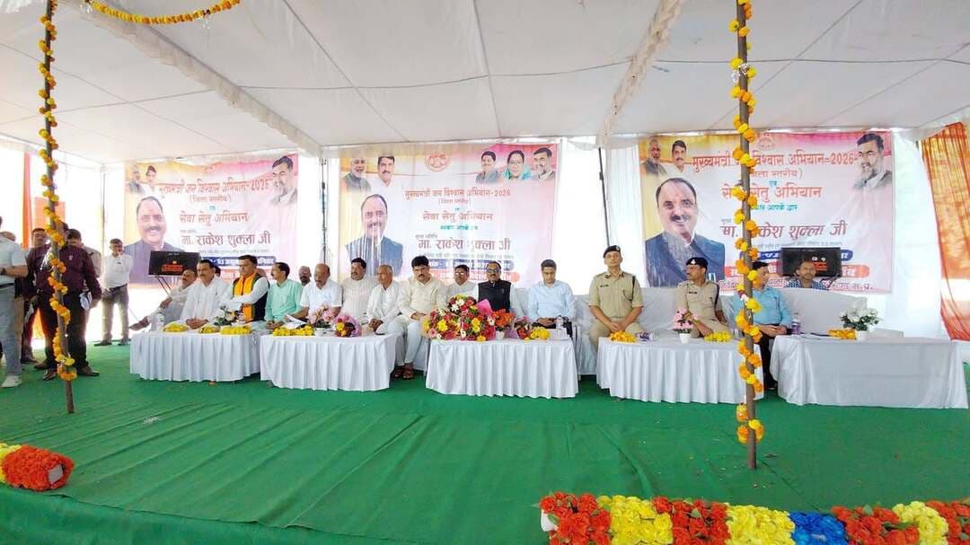हरित भविष्य के लिए जनभागीदारी जरूरी - मंत्री श्री राकेश शुक्ला
मंत्री श्री शुक्ला के मुख्य आतिथ्य में मेहगांव में मुख्यमंत्री जन विश्वास शिविर का आयोजन
रामलीला मैदान में आयोजित हुआ शिविर
शिविर में 224 आवेदन हुए प्राप्त, 103 का मौके पर हुआ निराकरण
मंत्री श्री शुक्ला ने लाभार्थियों को वितरित किए प्रमाण पत्र
नवीन एवं नवकरणीय ऊर्जा मंत्री श्री राकेश शुक्ला के मुख्य आतिथ्य में मेहगांव के रामलीला मैदान में मुख्यमंत्री जन विश्वास शिविर एवं सेवा सेतु अभियान सरकार आपके द्वार कार्यक्रम का सफल आयोजन किया गया। शिविर में विभिन्न विभागों से संबंधित कुल 224 आवेदन प्राप्त हुए, जिनमें से 103 आवेदनों का मौके पर ही निराकरण किया गया तथा शेष 121 आवेदनों का संबंधित अधिकारियों को शीघ्र निराकरण हेतु निर्देशित किया गया। इस दौरान कलेक्टर भिण्ड, पुलिस अधीक्षक, पूर्व मंत्री श्री ओपीएस भदौरिया, एसडीएम मेहगांव सहित अन्य अधिकारी, जनप्रतिनिधिगण एवं गणमान्य नागरिक उपस्थित रहे।
शिविर में मंत्री श्री शुक्ला ने संबल योजना, सामाजिक सुरक्षा पेंशन योजना, लाड़ली लक्ष्मी योजना, उज्ज्वला योजना के हितग्राहियों को प्रमाण पत्र वितरित किए।
नवीन एवं नवकरणीय ऊर्जा मंत्री राकेश शुक्ला ने जनविश्वास शिविर में कहा कि यह केवल एक दिन की औपचारिक सुनवाई नहीं, बल्कि प्रशासन को नागरिकों तक पहुंचाने की सतत पहल है। शिविर से पहले आठ दिनों तक टीमों ने घर-घर पहुंचकर समस्याएं दर्ज कीं और उनके समाधान की प्रक्रिया शुरू की। शिविर में कुल 224 आवेदन मिले, जिनमें 103 का निराकरण किया गया, जबकि 121 प्रकरणों को कार्ययोजना में लेकर समयबद्ध समाधान के लिए संबंधित विभागों को भेजा गया।
मंत्री श्री शुक्ला ने कहा कि मुख्यमंत्री डॉ. मोहन यादव की मंशा के अनुरूप अधिकारी, कर्मचारी और जनप्रतिनिधि जनता के बीच रहकर समस्याओं का समाधान करें। प्रदेश में जनविश्वास अभियान के तहत साप्ताहिक शिविरों में प्रशासनिक अमला गांवों और वार्डों तक पहुंचकर योजनाओं के क्रियान्वयन की स्थिति देख रहा है तथा आवेदनों का मौके पर समाधान करने का प्रयास कर रहा है।
उन्होंने ग्रामीणों से सरकारी प्रयासों के साथ अपनी जिम्मेदारी निभाने की अपील की। कहा कि स्वच्छ गांव, हरियाली, जल संरक्षण और ऊर्जा बचत के लिए समाज की भागीदारी जरूरी है। हर परिवार पेड़ लगाने, स्वच्छता बनाए रखने और बिजली के विवेकपूर्ण उपयोग का संकल्प ले तो आने वाली पीढ़ियों को बेहतर पर्यावरण मिल सकेगा।
मंत्री ने सौर ऊर्जा और स्वच्छ ऊर्जा को भविष्य की जरूरत बताया। उन्होंने कहा कि रूफटॉप सोलर सहित अक्षय ऊर्जा के विकल्पों को अपनाने से परिवारों को बिजली खर्च में राहत मिल सकती है और पर्यावरण संरक्षण में भी सहयोग होगा। उन्होंने आंगनबाड़ी गतिविधियों, पोषण, स्वास्थ्य तथा महिला सशक्तिकरण से जुड़े कार्यक्रमों में अधिक से अधिक भागीदारी का आग्रह किया।
मंत्री श्री राकेश शुक्ला ने स्थानीय स्तर पर धार्मिक, सार्वजनिक स्थलों और मुक्तिधाम को अतिक्रमण-मुक्त रखने, गांव को स्वच्छ बनाने और सामूहिक कार्यों में सहयोग का संदेश दिया। उन्होंने कहा कि शासन की योजनाओं की सफलता तभी बढ़ेगी, जब नागरिक भी अपने कर्तव्यों के प्रति सजग रहेंगे।
कलेक्टर भिण्ड ने कहा कि इस शिविर का उद्देश्य है कि जो भी समस्याएँ थीं, जिनका किसी कारण से लंबे समय से निराकरण नहीं हो पाया था और जिनमें एक विभाग या दो विभाग रहते हैं, तो उन विषयों को एक ही जगह लिया जाकर उन समस्याओं का निराकरण करना है।
उन्होंने कहा कि कुछ ऐसे विषय होते हैं जो एक से अधिक विभागों से जुड़े हुए रहते हैं और उन विषयों को अगर दो विभाग एक साथ मिलकर देखें, तो उनका तत्काल समाधान हो जाता है। तो इस तरह के शिविर का आयोजन करने से उस प्रकार की समस्याओं का निराकरण होता है। साथ ही अलग-अलग योजनाओं में जो पंजीयन हैं, उसकी भी जानकारी और सुविधा एक ही जगह पर मिलती है।
कलेक्टर ने कहा कि कल दिनांक 04 अक्टूबर को यहीं रामलीला मैदान में सेवा सेतु अभियान अंतर्गत नगरीय निकाय का शिविर रहेगा, तो नगर परिषद से जुड़े हुए जो आवेदन और शिकायतें हैं, उसको लेकर आ सकते हैं और यदि किसी योजनाओं में आज पंजीयन किया है तथा उससे संबंधित कोई जांच या रिपोर्ट आनी है तो मेरा सभी अलग-अलग विभाग के जो अधिकारी उपस्थित हैं, उनसे यही अनुरोध है कि उसकी रिपोर्ट जल्दी से जल्दी प्राप्त करके उसका निराकरण करके प्रमाण पत्र दिया जाए और उसका निराकरण पूर्ण किया जाए।
इस प्रकार मौके पर ही निराकरण का जो उद्देश्य है, उसकी पूर्ति के लिए ये शिविर है, तो अधिक से अधिक संख्या में शिविरों में उपस्थित होकर शिविर में जो अलग-अलग योजनाओं का लाभ मिल रहा है, उसको प्राप्त करें और यदि फिर भी ऐसे कोई विषय हैं जिनका निराकरण नहीं हुआ है, तो उसके निराकरण के लिए जो भी नियमानुसार कार्रवाई होनी है, उसको हम करेंगे।
नवकरणीय ऊर्जा मंत्री श्री राकेश शुक्ला और कलेक्टर भिण्ड ने जन विश्वास शिविर के दौरान विभिन्न विभागों द्वारा लगाए गए स्टॉल का निरीक्षण कर प्राप्त आवेदनों और उनके निराकरण की जानकारी ली।
#CMMadhyaPradesh
#JansamparkMP
#JanVishwasAbhiyan2026
#हर_शुक्रवार_जनता_के_नाम
#भिण्ड
#Bhind