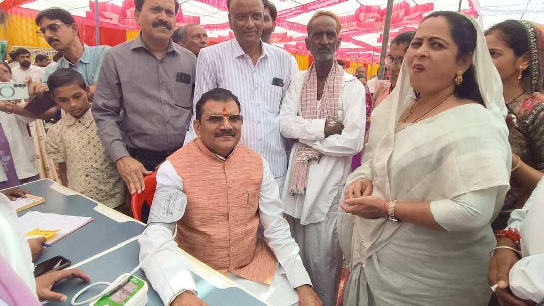 “मुख्यमंत्री जन विश्वास अभियान एवं सेवा सेतु अभियान के तहत स्वास्थ्य शिविर आयोजित
---
शिविर में 556 मरीजों का स्वास्थ्य परीक्षण किया गया
---
नागरिकों को उनकी पात्रता अनुसार सरकार की विभिन्न योजनाओं एवं सेवाओं का लाभ दिलाने के उद्देश्य से “मुख्यमंत्री जन विश्वास अभियान‘‘ एवं ‘‘सेवा संकल्प अभियान‘‘ के अंतर्गत सेवा सेतु अभियान के तहत स्वास्थ्य शिविर आयोजित किया है। शिविर में छैगांवमाखन विकासखण्ड के ग्राम चिंचगोहन एवं नगरीय क्षेत्र के पुरानी अनाज मंडी खंडवा में स्वास्थ्य शिविर आयोजित कर ग्रामीणों का निःशुल्क जांच, उपचार किया गया।
मुख्य चिकित्सा अधिकारी डॉ. जुगतावत ने बताया कि शिविरों में कुल 556 मरीजों का स्वास्थ्य परीक्षण कर उपचार किया गया हे। जिसमें चिचगोहन में 255 व मंडी परिसर खंडवा में 301 मरीजों का स्वास्थ्य परीक्षण किया गया। शिविर में 244 मरीजों की उच्च रक्तचाप मधुमेह, 65 की हीमोग्लोबिन, 50 की एच आई वी तथा 47 मरीजों की सिकलसेल की जांच की गई। टीबी मुक्त भारत अभियान तहत टीबी के संभावित 147 मरीजों के हैंड हेल्ड मशीन द्वारा एक्स रे किए गए साथ ही 44 मरीजों के स्फूटम सैंपल लिये। आयुष्मान भारत योजना तहत 54 पात्र हितग्राहियों के आयुष्मान कार्ड बनाए गए। 57 लोगों की आभा आईडी बनाई गई। शिविर में खंडवा सांसद श्री ज्ञानेश्वर पाटील, जिला पंचायत अध्यक्ष श्रीमती पिंकी वानखेड़े, खंडवा विधायक श्रीमती कंचन तनवे, पंधाना विधायक श्रीमती छाया मोरे, महापौर श्रीमती अमृता यादव द्वारा शिविर व प्रदर्शनी का निरिक्षण किया। चिचगोहन शिविर में सांसद श्री पाटील व पंधाना विधायक श्रीमती छाया मोरे द्वारा टीबी के मरीजों को फूड बास्केट वितरित किये। इस दौरान जनप्रतिनिधि, कलेक्टर श्री ऋषव गुप्ता, अपर कलेक्टर सुश्री श्रद्धा शुक्ला, मुख्य चिकित्सा एवं स्वास्थ्य अधिकारी डॉ ओ पी जुगतावत, जिला परिवार कल्याण अधिकारी डॉ रश्मि कौशल, मुख्य खंड चिकित्सा अधिकारी डॉ एन के सेठिया डॉ प्रवीण बिरला उपस्थित थे। शिविर में चिकित्सक, सी एच ओ, स्वास्थ्य कार्यकर्ताओं व अधिकारी कर्मचारी ने सेवाएं दी।
Jansampark Madhya Pradesh
General Administration Department, MP
Directorate of Health Services, Madhya Pradesh
Panchayat, Rural Development and Social Welfare Department of Madhya Pradesh
#Khandwa