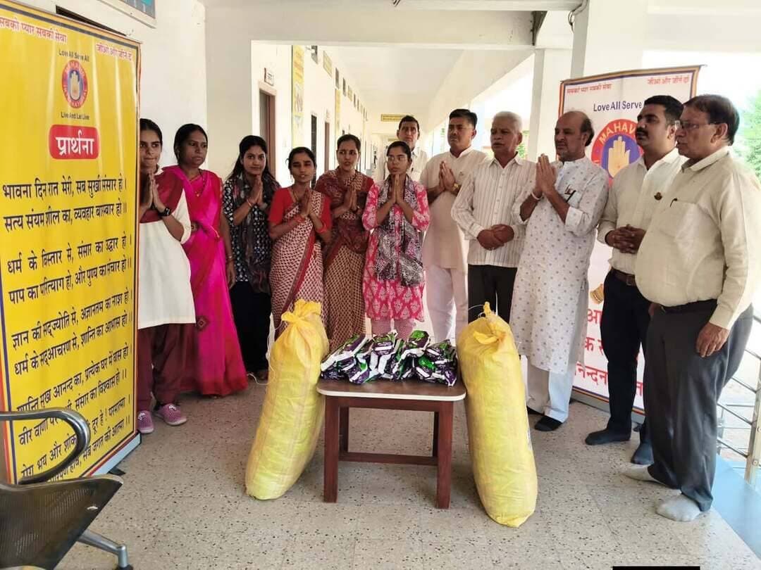 महावीर इंटरनेशनल ने वितरित किए सेनिटरी नेपकिन
बीकानेर। नोखा वीर केन्द्र चेयरमैन सुरेन्दरकुमार हीरावत ने बताया कि महावीर इंटरनेशनल अपेक्स द्वारा महिला स्वास्थ्य एवं जागरूकता कार्यक्रम "झिझक छोङो,चुप्पी तोङो,खुलकर बोलो" के अंतर्गत आज सावित्री देवी गट्टाणी बालिका आदर्श विद्या मंदिर (रायसर रोड), नोखा में 200 सेनिटरी नेपकिन सुपुर्द किये। कार्यक्रम का शुभारंभ महावीर इंटरनेशनल प्रार्थना से किया गया।
इस अवसर पर महावीर इंटरनेशनल नोखा के सचिव वीर बाबूलाल कांकरिया ने कहा कि किशोरियों को मासिक धर्म के दौरान संक्रमण से बचाव हेतु स्वच्छता का पूरा ध्यान रखना चाहिए।
केंद्र सदस्य वीर ईश्वरचन्द दूगड़ ने बताया कि नोखा वीर केन्द्र द्वारा 100 एवं यूथ केंद्र द्वारा 100 सेनिटरी नेपकिन शाला प्रधानाचार्य भागचंद बिश्नोई, श्रीमती लीलाकंवर, श्रीमती कौशल्या सियाग को सुपुर्द किए गए। यूथ केन्द्र के वीर पंकज गोयल ने बताया कि अपेक्स द्वारा यह जागरूकता कार्यक्रम प्रतिमाह 350 केन्द्रों के माध्यम से पूरे भारतवर्ष में नियमित चलाया जा रहा है।
शाला प्रधानाचार्य भागचंद बिश्नोई ने कहा कि किशोरवय बालिकाओं के लिए सेनेटरी नेपकिन महत्वपूर्ण आवश्यकता है, तथा इस प्रकार के हाइजैनिक सेनिटरी नेपकिन का उपयोग से संक्रमण से बचा जा सकता है।
इस कार्यक्रम में महावीर इंटरनेशनल के अंतरराष्ट्रीय उपाध्यक्ष राजेन्द्रसिंह राठौड़, श्याम सेवग,सुरेंद्र विश्नोई, प्रियंका गोयल, सुनीता कंवर राठौड़ सहित शाला स्टाफ उपस्थित था।
प्रधानाचार्य भागचंद बिश्नोई ने बालिकाओं के स्वास्थ्य व स्वच्छता के प्रति जागरूकता के प्रयासों व सेवा कार्यों हेतु महावीर इंटरनेशनल का आभार प्रकट किया।