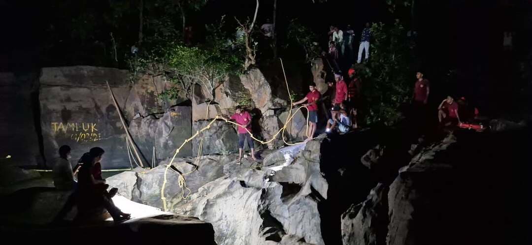 বেলপাহাড়ির ঘাঘরায় শিশুকে বাঁচাতে গিয়ে তলিয়ে গিয়েছে মা। রাত হলেও মেলেনি দেহ, কাতর আর্জি পরিজনের।