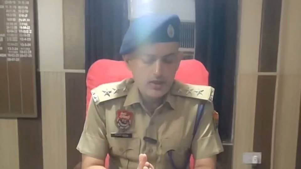यमुनानगर में एंटी नारकोटिक सेल की बड़ी कार्रवाई, 50 लाख रु की 255 ग्राम हेरोइन (स्मैक) के साथ युवक गिरफ्तार
Youtube link
https://youtu.be/bpVMoGqs9Jw?si=4IZRAY3dm8dW4WcO
#Yamunanagar #HaryanaNews #AntiNarcoticCell #Heroin #Smack #NDPSAct #DrugFreeHaryana #CrimeNews #PoliceAction #BreakingNews #AKNews #YamunanagarNews