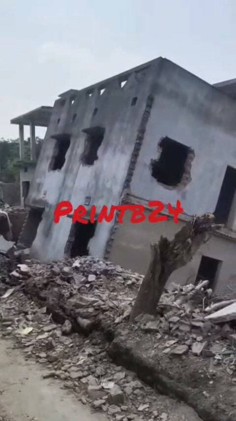 এক নিমিষে সব শেষ।
#লালগোলা