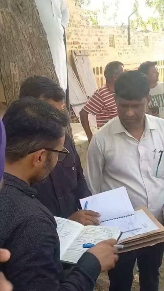 #संगरिया पंचायत समिति की 26 पंचायतें और सवालों की चुप्पी
बोलांवाली में जांच की दस्तक… बाकी 26 पंचायतों में सन्नाटा क्यों?
संगरिया की आवाज़
#बोलांवाली ग्राम पंचायत में छह विकास कार्यों को लेकर शिकायतें हुईं, जिला परिषद की टीम ने मौके पर पहुंचकर जांच भी पूरी कर ली और अब ग्रामीणों को रिपोर्ट का इंतजार है।
शौचालय से लेकर वाटिका, सड़क और अन्य विकास कार्यों तक सवाल उठे हैं। कहीं रिकॉर्ड में दर्ज सामग्री पर सवाल है, कहीं काम की गुणवत्ता पर और कहीं भुगतान के बावजूद अधूरे काम की बात सामने आई है।
अब असली सवाल यह है—
अगर एक पंचायत में ग्रामीण सवाल पूछ सकते हैं, आरटीआई लगा सकते हैं और अधिकारियों के दरवाजे तक पहुंच सकते हैं, तो संगरिया की बाकी बची 26 ग्राम पंचायतों में जनता इतनी शांत क्यों है?
क्या वहां विकास कार्य इतने शानदार हैं कि किसी को शिकायत ही नहीं?
या फिर...
“भाई साहब, पंचायत का काम है… अपना क्या जाता है!”
यही सोच लोकतंत्र की सबसे बड़ी समस्या बन चुकी है।
गांव में सड़क बनती है—लोग उद्घाटन की फोटो खिंचवा लेते हैं।
नाली बनती है—लोग फीता काटते देख लेते हैं।
पार्क बनता है—लोग सोशल मीडिया पर बधाई दे देते हैं।
लेकिन सवाल पूछने की बारी आती है तो अचानक गांव की सामूहिक आवाज़ का नेटवर्क डाउन हो जाता है!
और अगर कोई व्यक्ति पूछ ले—
“कितने रुपये स्वीकृत हुए?”
“कितना भुगतान हुआ?”
“कितनी सामग्री लगी?”
“काम वास्तव में कितना हुआ?”
तो कुछ लोग ऐसे देखते हैं जैसे उसने गांव का राजकोष नहीं, बल्कि किसी की निजी तिजोरी का हिसाब मांग लिया हो!
भ्रष्टाचार की जड़ें मजबूत हैं या निगरानी की जड़ें कमजोर?
बोलांवाली में लगे आरोपों की सच्चाई जांच रिपोर्ट आने के बाद ही स्पष्ट होगी। लेकिन इस पूरे मामले ने एक बड़ा सवाल जरूर खड़ा कर दिया है—
क्या पंचायतों में होने वाले हर विकास कार्य की सामाजिक निगरानी हो रही है?
क्योंकि सरकारी पैसा किसी सरपंच, पंच, अधिकारी या ठेकेदार की निजी संपत्ति नहीं है।
यह जनता का पैसा है।
इसलिए जनता को पूछने का पूरा अधिकार है कि पैसा कहां लगा, कितना लगा और जमीन पर कितना दिखाई दे रहा है।
संगरिया की बाकी पंचायतों के जागरूक नागरिकों से भी सवाल है—
क्या आपकी पंचायत में हुए विकास कार्यों का हिसाब आपने कभी मांगा?
अगर नहीं मांगा तो फिर शिकायत सिर्फ तब क्यों, जब मामला अखबार की सुर्खी बन जाए?
लोकतंत्र में “सब चलता है” वाली मानसिकता सबसे खतरनाक है।
क्योंकि जब जनता हिसाब मांगना बंद कर देती है, तब फाइलों में विकास बहुत तेजी से दौड़ता है और जमीन पर विकास को चलने के लिए बैसाखी ढूंढनी पड़ती है!
बोलांवाली की जांच रिपोर्ट आने दीजिए। दूध का दूध और पानी का पानी होने दीजिए।
लेकिन साथ ही संगरिया की बाकी पंचायतों के ग्रामीण भी अपनी-अपनी पंचायतों के विकास कार्यों की जानकारी देखें, रिकॉर्ड मांगें, मौके पर काम देखें और गड़बड़ी लगे तो नियमानुसार शिकायत करें।
सवाल पूछना किसी के खिलाफ होना नहीं है।
सवाल पूछना जनता के पक्ष में होना है।
और आखिर में एक सीधा सवाल—
**बोलांवाली के ग्रामीण जाग गए हैं…
संगरिया की बाकी 26 पंचायतों की जनता कब जागेगी?**
कहीं ऐसा तो नहीं कि पंचायतों में भ्रष्टाचार से ज्यादा मजबूत हमारी चुप्पी की दीवारें हैं?
Vijay Singh Beniwal ✍️
संगरिया की आवाज़।
विजयसिहं बैनिवाल