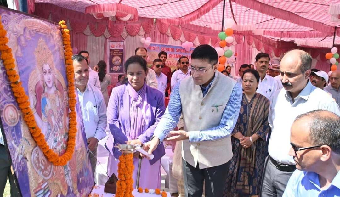 🏆 चंबा चौगान में खेल प्रतिभाओं का दमदार आगाज
उपायुक्त मुकेश रेपसवाल ने किया जिला स्तरीय अंडर-19 खेलकूद प्रतियोगिता का शुभारंभ
Tribal Live News
चंबा, 3 अक्तूबर।
चंबा के ऐतिहासिक चौगान में शनिवार को जिला स्तरीय अंडर-19 खेलकूद प्रतियोगिता का भव्य शुभारंभ हुआ। उपायुक्त मुकेश रेपसवाल ने मुख्य अतिथि के रूप में प्रतियोगिता का शुभारंभ किया और खिलाड़ियों द्वारा प्रस्तुत मार्च पास्ट की सलामी ली।
चार दिवसीय प्रतियोगिता में जिले के 93 विद्यालयों के 900 से अधिक छात्र-छात्राएं विभिन्न खेल स्पर्धाओं में अपनी प्रतिभा का प्रदर्शन कर रहे हैं। प्रतियोगिता में एथलेटिक्स, टेबल टेनिस, शतरंज, वेटलिफ्टिंग, जूडो, कराटे सहित विभिन्न खेलों का आयोजन किया जा रहा है।
उपायुक्त मुकेश रेपसवाल ने खिलाड़ियों का उत्साह बढ़ाते हुए कहा कि खेल केवल पदक जीतने तक सीमित नहीं हैं, बल्कि खेल विद्यार्थियों में अनुशासन, मेहनत, एकाग्रता और टीम भावना जैसे गुण विकसित करते हैं।
उन्होंने विद्यार्थियों से अपनी परिस्थितियों और सीमित संसाधनों को सफलता के मार्ग में बाधा न बनने देने का आह्वान किया। उन्होंने कहा कि प्रतिभा, मेहनत, लगन और दृढ़ संकल्प के बल पर बड़े लक्ष्य हासिल किए जा सकते हैं।
उपायुक्त ने विद्यार्थियों को स्वच्छता एवं पर्यावरण संरक्षण को अपनी दिनचर्या का हिस्सा बनाने का संदेश भी दिया। उन्होंने विश्वास जताया कि प्रतियोगिता में हिस्सा ले रहे विद्यार्थियों में से अनेक प्रतिभाएं भविष्य में चंबा और हिमाचल का नाम रोशन करेंगी।
इस अवसर पर आयोजन समिति की ओर से उपायुक्त मुकेश रेपसवाल को सम्मानित भी किया गया। उप निदेशक स्कूल शिक्षा विकास महाजन ने स्वागत संबोधन में प्रतियोगिता से संबंधित विस्तृत जानकारी दी।
🔹 हाईलाइट्स
- 🏆 चंबा चौगान में जिला स्तरीय अंडर-19 प्रतियोगिता शुरू
- 👥 93 स्कूलों के 900 से अधिक विद्यार्थी ले रहे हिस्सा
- 🥋 जूडो, कराटे, एथलेटिक्स सहित कई खेल स्पर्धाएं
- 🎯 प्रतिभा और दृढ़ संकल्प से बड़े लक्ष्य हासिल करने का संदेश
- 🌱 खिलाड़ियों को स्वच्छता और पर्यावरण संरक्षण की भी दिलाई याद
#Chamba #Under19Sports #SportsCompetition #ChambaSports #MukeshRepswal #HimachalSports #StudentAthletes