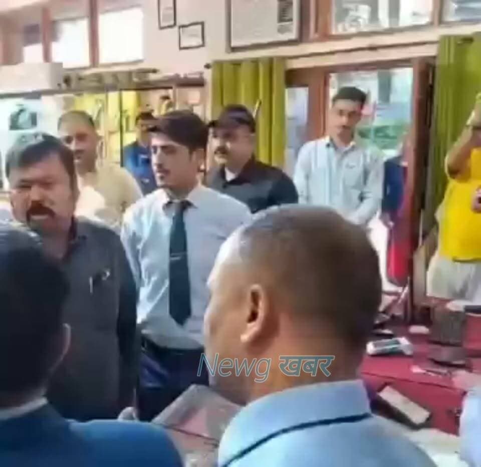 वर्मा ज्वेलर सोलन की चंबा में लगी प्रदर्शनी में ₹25 लाख की सोने की शुद्धता जांचने वाली डिजिटल मशीन के दावों पर अड़ा चंबा स्वर्णकार संघ, स्वर्णकारों का फूटा गुस्सा: वर्मा ज्वैलर्स सोलन के हिमाचल प्रदेश में जगह जगह एग्जिबिशन लगाने पर भी सवाल खड़े किए
चम्बा के होटल इरावती में गोल्ड एग्जीबिशन में भारी बवाल, आमने-सामने आए स्वर्णकार संघ और वर्मा ज्वेलर। 1 घंटे तक तीखी नोकझोंक, आरोप-प्रत्यारोप के बाद मामला पहुंचा सिटी पुलिस चौकी। #SukhvinderSinghSukhu #videoviralreel #VermaSonsJewellers