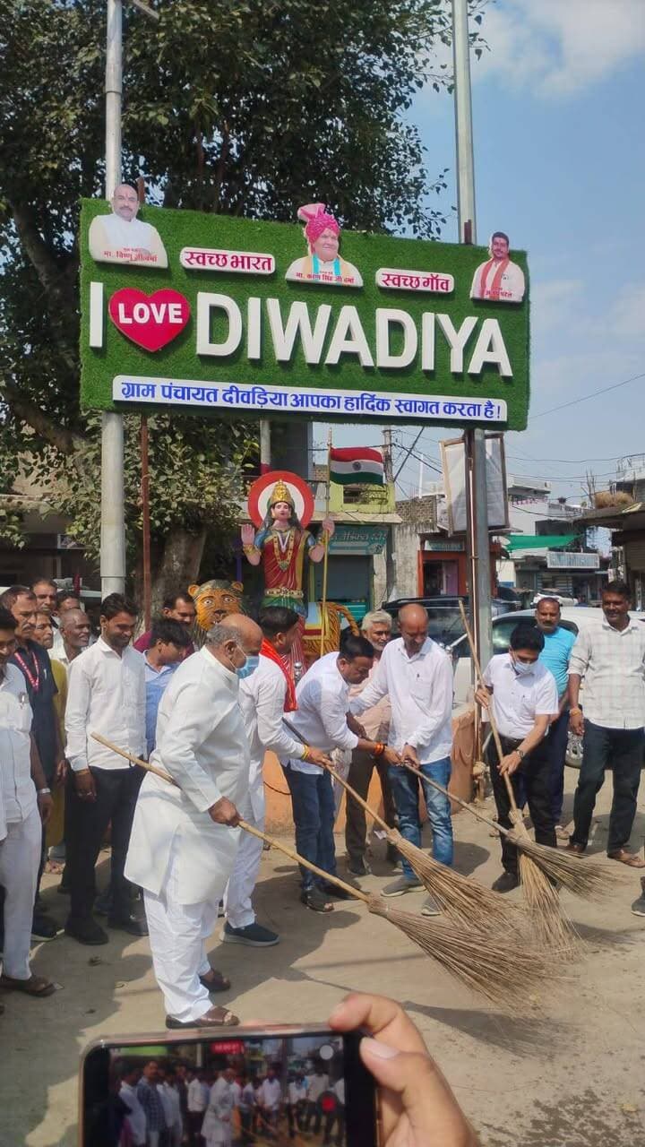 ग्राम दिवड़िया में स्वच्छता श्रमदान कर राजस्व मंत्री श्री करण सिंह वर्मा ने सुनी ग्रामीणों की समस्याएं
इछावर जनपद पंचायत की ग्राम पंचायत दिवड़िया में आयोजित ‘सेवा मेरा योगदान, सरकार आपके द्वार’ कार्यक्रम के दौरान स्वच्छता ही सेवा अभियान के अंतर्गत राजस्व मंत्री श्री करण सिंह वर्मा ने ग्राम दिवड़िया के भारत माता चौक पर साफ-सफाई कर श्रमदान किया। उन्होंने ग्रामीणों को स्वच्छता के प्रति जागरूक करते हुए स्वच्छ और सुंदर गांव के निर्माण में सहभागिता का आह्वान किया।
राजस्व मंत्री श्री वर्मा ने मुख्यमंत्री जन-विश्वास अभियान तथा सेवा सेतु अभियान के तहत आयोजित शिविर में ग्रामीणों की समस्याएं सुनीं। उन्होंने संबंधित अधिकारियों को प्राप्त शिकायतों और समस्याओं का प्राथमिकता के साथ निराकरण करने के निर्देश दिए। उन्होंने कहा कि शिविरों का उद्देश्य आमजन की समस्याओं का उनके गांव में ही समाधान सुनिश्चित करना है।
इस दौरान राजस्व मंत्री श्री वर्मा ने ग्रामीणों को शासन की विभिन्न जनकल्याणकारी एवं विकास योजनाओं की जानकारी दी। उन्होंने पात्र हितग्राहियों से योजनाओं का लाभ लेने तथा ग्रामवासियों से शासन की योजनाओं की जानकारी अन्य लोगों तक पहुंचाने का आग्रह किया।
#सेवा_से_संकल्प_अभियान #स्वच्छता_संकल्प #स्वच्छता_ही_सेवा #स्वच्छ_भारत #जनभागीदारी #जनसेवा #सीहोर #स्वच्छ_समाज #विकसित_भारत
#जल_गंगा_संवर्धन_अभियान_MP
#डॉ_मोहन_यादव_का_विकसित_MP #सेवा_संकल्प_अभियान_2026 #विकसित_भारत #ModiAt25 #JansamparkMP #CMMadhyaPradesh #MadhyaPradesh #sehore #जनसेवा #सेवा_संकल्प #सेवा_के_25_वर्ष #जनकल्याण #सेवा_ही_संकल्प #आशीर्वाद