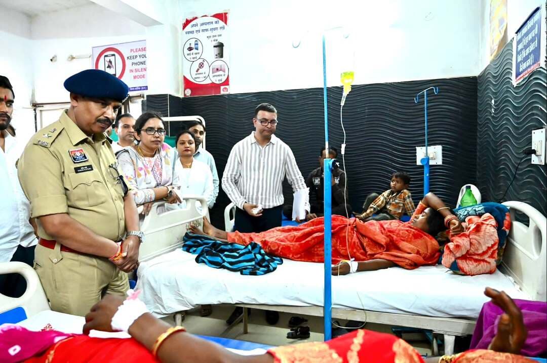 पटना अस्पताल में घायलों से मिले कलेक्टर और एसपी ।
कलेक्टर श्रीमती रोक्तिमा यादव और पुलिस अधीक्षक श्री हरीश राठौर ने आज सामुदायिक स्वास्थ्य केंद्र पटना पहुंचकर अस्पताल में भर्ती मरीजों से मुलाकात की। उन्होंने शुक्रवार को हुई सड़क दुर्घटना में घायल मरीजों से उनके स्वास्थ्य और उपचार की स्थिति की जानकारी ली।
कलेक्टर श्रीमती यादव ने मरीजों से अस्पताल में समय पर भोजन मिलने, जांच और उपचार की व्यवस्था के संबंध में जानकारी ली। उन्होंने अस्पताल प्रबंधन एवं चिकित्सकीय अमले को निर्देश दिए कि मरीजों की जांच और उपचार में किसी भी प्रकार की लापरवाही नहीं होनी चाहिए। मरीजों को आवश्यक उपचार एवं दवाइयां समय पर उपलब्ध कराने तथा उनकी स्वास्थ्य स्थिति पर लगातार निगरानी रखने के निर्देश दिए।
#cmochhattisgarh #chhattisgarh #koreadistrict #healtforall #health