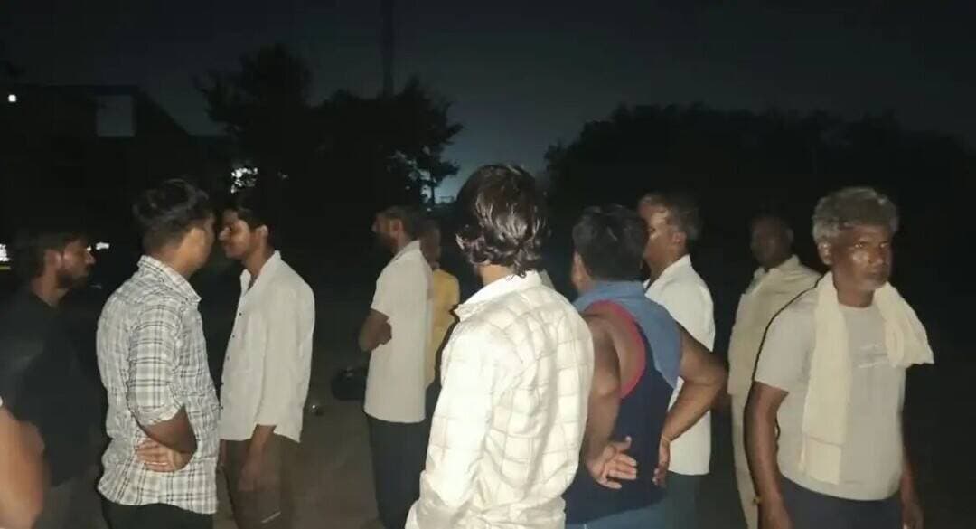 आजमगढ़ से महंगा पड़ा तो गोरखपुर जिले में ही काटने लगे गोवंश, आजाद निकला मास्टरमाइंड
गोला, (गोरखपुर)। गोवंशीय पशुओं के मांस के अवैध कारोबार की जांच आगे बढ़ने के साथ जिले में फैले नेटवर्क की कड़ियां सामने आने लगी हैं। पुलिस के अनुसार, इस गोरखधंधे का मास्टरमाइंड आजाद है।
पहले गिरोह के लोग आजमगढ़ से मांस मंगाकर बेचता था।
वहां से मांस लाने में लागत बढ़ने लगी तो जिले में ही छुट्टा गोवंश को काटकर मांस बेचने की योजना बनाई गई। गोला के धौसहर उर्फ बेलवाबारी से लेकर उरुवा और पीपीगंज तक इसके तार जुड़े होने की जानकारी पुलिस की पूछताछ में सामने आई है।
पुलिस के मुताबिक आजमगढ़ से मांस 270 से 230 रुपये किलो तक पड़ता था। लाने-ले जाने का खर्च अलग था। इसके बाद गोरखपुर में यही मांस 330 से 400 रुपये किलो तक बेचते थे। इसी मुनाफे को देखते हुए जिले में ही पशुओं को काटने का रास्ता अपनाया गया। स्थानीय स्तर पर ग्राहक तैयार होने से कारोबारियों को बाहर से मांस मंगाने की जरूरत भी कम हो गई।
आजाद इस नेटवर्क की मुख्य कड़ी है। उसकी ससुराल पीपीगंज क्षेत्र में है और वहीं रहकर वह आजमगढ़ से मांस लाने और उसे अलग-अलग ग्राहकों तक पहुंचाने का काम करता था। वह एक बार में करीब 10 से 12 किलो मांस लाता था। कभी आजमगढ़ तो कभी कुशीनगर से मांस लाने की बात भी पुलिस की जांच में सामने आई है। पुलिस के अनुसार, पीपीगंज और आसपास की कालोनियों तथा नातेदारों के बीच इसकी बिक्री की जाती थी।
वर्ष 2024 में पुलिस ने आजाद को पकड़ा था और 2026 में जेल से छूटा। बाहर आने के बाद काम नहीं मिलने पर वह फिर इसी धंधे में लग गया। गोला पुलिस ने सत्यापन कर उसे पीपीगंज में रहने वाला बताया था। पुलिस अब उसके पुराने आपराधिक इतिहास और संपर्कों की भी पड़ताल कर रही है।
गोला में बनाया था नया ठिकाना:
पुलिस के मुताबिक बाहर से मांस मंगाने में लागत अधिक पड़ने लगी तो आजाद ने जिले में ही कटान की योजना बनाई। करीब एक माह पहले उसकी मुलाकात अब्दुल रहमान से गोला में हुई। पुलिस के अनुसार, अब्दुल रहमान पहली बार इस मामले में पकड़ा गया है। वह आजाद और उसके चाचा नूरूल हसन के बीच कड़ी का काम करता था।
नूरूल हसन पर मांस खरीदकर स्थानीय स्तर पर बेचने की बात पुलिस की पूछताछ में सामने आई है। शुक्रवार को धौसहर उर्फ बेलवाबारी में कार्रवाई से पहले तीन पशुओं को काटने की तैयारी थी। दो पशुओं को काट दिया गया था, जबकि तीसरे का कटान पूरा नहीं हो सका। इसी दौरान वाहन आने की आहट पर आरोपित मांस छोड़कर भाग निकले। पुलिस अब यह पता कर रही है कि कटे मांस को किस-किस स्थान पर पहुंचाया जाना था और इसके खरीदार कौन थे।
सप्ताह में तीन दिन होती थी गतिविधि :
ग्रामीणों के मुताबिक आसपास के गांवों में सप्ताह के तीन दिन रविवार, बुधवार और शुक्रवार को इस तरह की गतिविधियां होने की चर्चा थी। परसा उर्फ अगलगहवा में फायर स्टेशन से करीब 500 मीटर दूर खाली स्थान को भी कटान और मांस बिक्री से जोड़कर देखा जा रहा है। पुलिस इन दावों की भी जांच कर रही है। घटनास्थल के आसपास मांस पकाने की भट्ठी, प्याज के छिलके और शराब की खाली बोतलें मिलने की बात सामने आई है।
बाइक पर रोटी-चावल लेकर पहुंचे तीन लोग
घटना वाले दिन दोपहर में बाइक से तीन लोग मौके पर पहुंचे थे। एलआइयू की टीम ने उन्हें पकड़ लिया। उनके पास रोटी और चावल मिले। पूछताछ में उन्होंने खुद को हरपुर चीनी मिल क्षेत्र का निवासी बताया। बाद में उन्हें पुलिस को सौंप दिया गया। पुलिस के अनुसार, पूछताछ में ऐसे लोगों के बारे में जानकारी मिली जो गांव में ही किराये के मकान में रहते थे। इसके बाद रात में पुलिस ने कई संदिग्धों को हिरासत में लेकर पूछताछ की।
पुलिस अब बाहरी लोगों के साथ स्थानीय मददगारों की भूमिका भी तलाश रही है। थाना प्रभारी सीपी पांडेय के अनुसार, कारोबार में शामिल स्थानीय लोगों को चिह्नित किया जा रहा है और साक्ष्यों के आधार पर कार्रवाई की जाएगी।
छुट्टा पशुओं के मांस का अवैध कारोबार करने वालों पर गैंग्सटर एक्ट के तहत कार्रवाई करने के साथ ही अपराध से अर्जित उनकी संपत्ति जब्त कराई जाएगी। गिरोह से जुड़े लोगों की तलाश चल रही है। फरार चल रहे आरोपितों को भी पकड़ लिया जाएगा।