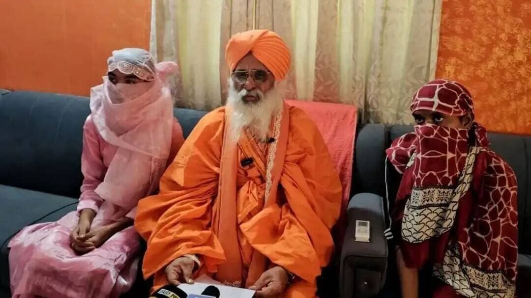 गलत काम करने के लिए भेजा, मना किया तो मारा', ओमान से लौटीं पंजाबी लड़कियों की आपबीती, अभी भी 130 फंसी होने का दावा
जालंधर। ओमान के मस्कट में फंसी जालंधर और कपूरथला जिलों की दो पंजाबी लड़कियां राज्यसभा सदस्य संत बलबीर सिंह सीचेवाल के प्रयासों से सुरक्षित भारत लौट आई हैं।
दोनों लड़कियां इसी वर्ष मस्कट पहुंची थीं, जहां उन्हें अच्छी तनख्वाह वाली नौकरी का भरोसा दिया गया था, लेकिन वहां परिस्थितियां इसके विपरीत निकलीं।
सुल्तानपुर लोधी स्थित निर्मल कुटिया में इन लड़कियों के साथ पहुंचे परिवारों ने संत सीचेवाल का धन्यवाद किया।
परिवारों ने कहा कि उनके प्रयासों के कारण उनकी बेटियां सुरक्षित वापस अपने परिवारों के बीच पहुंच सकीं। दोनों मामलों में लड़कियों को ओमान ले जाने में लड़कियां ही कथित तौर पर ट्रैवल एजेंट के रूप में भूमिका निभा रही थीं।
अभी भी 130 लड़कियां फंसी हैं
दोनों परिवारों ने पुलिस के पास भी शिकायतें दर्ज करवाई हैं। लड़कियों के अनुसार, उन्हें मुंबई एयरपोर्ट के रास्ते ओमान ले जाया गया था। मीडिया से बातचीत के दौरान इन लड़कियों ने दावा किया कि अभी भी मस्कट में करीब 130 लड़कियां फंसी हुई हैं, जो भारत वापसी का इंतजार कर रही हैं।
दोनों लड़कियों के परिवारों ने संत सीचेवाल को लिखित अर्जियां देकर अपनी बेटियों को ओमान से सुरक्षित वापस लाने में मदद की अपील की थी। परिवारों द्वारा दी गई अर्जियों में ओमान में उनकी बेटियों के साथ कथित शोषण, मारपीट, धमकियों और वापस भेजने के लिए पैसे की मांग के गंभीर आरोप लगाए गए थे।
जालंधर जिले से वापस आई लड़की ने बताया कि वह इसी वर्ष मार्च में ओमान गई थी। परिवार के अनुसार, मरीयम नाम की लड़की ने उसे ओमान में ब्यूटी पार्लर में काम और 25 से 30 हजार रुपये प्रतिमाह वेतन का भरोसा दिया था। लेकिन वहां पहुंचने के बाद उसे पार्लर के काम के बजाय कथित तौर पर गलत कामों की ओर धकेलने का प्रयास किया गया।
मरीयम ने बताया कि विरोध करने पर उसके साथ मारपीट और मानसिक प्रताड़ना की गई। परिवार ने आरोप लगाया कि लड़की का पासपोर्ट भी अपने कब्जे में ले लिया गया और उसे जान से मारने की धमकियां दी गईं।
बेटी को बचाने के लिए बेची बाइक
मरीयम के परिवार वालों ने बताया कि उनके द्वारा कभी 20 हजार तो कभी 35 हजार रुपये की मांग की जाती रही। बेटी की सुरक्षा के लिए परिवार को अपना मोटरसाइकिल तक बेचना पड़ा।
परिवार ने 1 जुलाई को संत सीचेवाल के कार्यालय से संपर्क कर अपनी बेटी की सुरक्षित वापसी के लिए मदद मांगी थी। लगातार प्रयासों के बाद लड़की 7 सितंबर को सुरक्षित अपने परिवार के पास भारत लौट आई।
इसी तरह कपूरथला जिले की दूसरी लड़की के परिवार ने बताया कि उनके गांव की रहने वाली अंजू नाम की लड़की उसे ओमान में घरेलू काम करने का भरोसा देकर ले गई थी। परिवार के अनुसार, शुरुआत में करीब दो महीने तक सब कुछ ठीक रहा, लेकिन बाद में लड़की की तबीयत खराब हो गई और उसे आवश्यक इलाज व दवाइयां नहीं मिलीं।
परिवार वालों को मिल रही धमकी
परिवार ने आरोप लगाया कि लड़की को भारत वापस भेजने के लिए उनसे एक लाख रुपये की मांग की गई और पैसे नहीं देने पर वापस न भेजने की धमकी दी गई। परिवार ने अपना घर गिरवी रखकर एक लाख रुपये का इंतजाम किया और संबंधित लोगों को दिए। इसके बावजूद और पैसे मांगे गए तथा परिवार पर अन्य लड़कियों को भी ओमान भेजने के लिए दबाव डाला गया।
कपूरथला जिले के परिवार ने 11 अगस्त को संत बलबीर सिंह सीचेवाल से संपर्क कर अपनी बेटी की सुरक्षित वापसी के लिए मदद मांगी थी। संत सीचेवाल के प्रयासों के बाद यह लड़की 23 अगस्त को सुरक्षित भारत लौट आई।
नौकरी के नाम पर हो रही मानव तस्करी
पत्रकारों से बातचीत करते हुए संत बलबीर सिंह सीचेवाल ने कहा कि विदेश में नौकरी के नाम पर मानव तस्करी और शोषण के मामले बेहद चिंताजनक हैं। उन्होंने कहा, "हमारी बेटियां बेहतर भविष्य की उम्मीद में विदेश जाती हैं, लेकिन अगर उन्हें वहां धोखे, प्रताड़ना या शोषण का सामना करना पड़े तो यह केवल एक परिवार की नहीं, बल्कि पूरे समाज की पीड़ा है।
सरकारों को ऐसे मामलों में तत्काल और प्रभावी कार्रवाई करनी चाहिए। लोगों को भी विदेश भेजने से पहले एजेंट, वीजा, नौकरी और काम के स्थान की पूरी जांच करनी चाहिए।"
अब तक 190 लड़कियों को लाया गया सुरक्षित
अब तक करीब 190 लड़कियों की सुरक्षित वापसी विदेशों में मुसीबत में फंसे पंजाबियों की मदद के लिए लगातार प्रयास कर रहे संत बलबीर सिंह सीचेवाल के हस्तक्षेप से अब तक करीब 190 लड़कियों को सुरक्षित भारत वापस लाया जा चुका है। इनमें विभिन्न देशों में फंसी या कथित शोषण का शिकार हुई लड़कियां शामिल हैं।