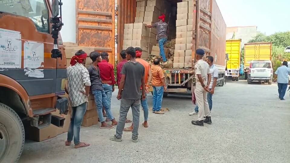 दवा की आड़ में विदेशी शराब की बड़ी खेप बरामद, 40 लाख की शराब जब्त
मुजफ्फरपुर बिहार में शराबबंदी कानून के तहत उत्पाद विभाग की टीम ने बड़ी कार्रवाई करते हुए दवा और मस्टर्ड ऑयल की आड़ में तस्करी कर ले जाई जा रही विदेशी शराब की खेप बरामद की है। मुजफ्फरपुर जिले के अहियापुर थाना क्षेत्र के संगम घाट के समीप हरियाणा नंबर के एक कंटेनर को रोककर तलाशी ली गई। इसमें ब्रांडेड दवाइयों और मस्टर्ड ऑयल के कार्टून के बीच छिपाकर रखी गई शराब बरामद हुई। मौके से कंटेनर चालक को गिरफ्तार किया गया है।
बताया गया कि उत्पाद विभाग के इंस्पेक्टर प्रकाश कुमार को सूचना मिली थी कि हरियाणा से कंटेनर में शराब की बड़ी खेप लोड कर मुजफ्फरपुर के रास्ते दरभंगा ले जाई जा रही है। सूचना के आधार पर टीम ने संगम घाट के समीप घेराबंदी कर कंटेनर को जांच के लिए रोका।
तलाशी के दौरान कंटेनर के चारों तरफ दवाइयों के कार्टून रखे मिले, जबकि इनके बीच मस्टर्ड ऑयल के कार्टून में विदेशी शराब की बोतलें छिपाई गई थीं। उत्पाद विभाग ने शराब समेत कंटेनर को जब्त कर लिया। बरामद शराब की अनुमानित कीमत करीब 40 लाख रुपये बताई जा रही है।
गिरफ्तार चालक से पूछताछ की जा रही है। उत्पाद विभाग की टीम यह पता लगाने में जुटी है कि शराब की खेप हरियाणा में कहां से लोड की गई थी और दरभंगा में किस कारोबारी को इसकी आपूर्ति की जानी थी। तस्करी से जुड़े अन्य लोगों की पहचान के लिए भी जांच जारी है।