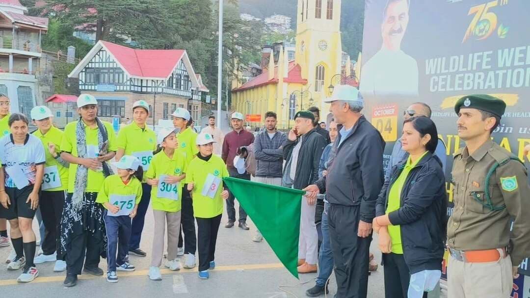 *वन्यजीव सप्ताह-2026 के तीसरे दिन रिज मैदान शिमला में मिनी मैराथन का आयोजन*
वन्यजीव विंग, हिमाचल प्रदेश वन विभाग द्वारा आयोजित वन्यजीव सप्ताह-2026 के तीसरे दिन आज शिमला के ऐतिहासिक रिज मैदान से मिनी मैराथन का आयोजन किया गया। जिसमें बड़ी संख्या में बच्चों एवं युवाओं ने उत्साहपूर्वक भाग लिया। य़ह दौड़ रिज मैदान से समरहिल तक और वापिस रिज मैदान तक आयोजित की गई।
इस मिनी मैराथन को शिमला शहरी विधानसभा क्षेत्र के विधायक हरीश जनारथा ने शिमला के ऐतिहासिक रिज मैदान से हरी झंडी दिखाकर रवाना किया तथा सभी प्रतिभागियों,बच्चों, युवाओं एवं लोगों से वन्यजीवों के महत्व को समझते हुए उनके संरक्षण में अग्रसर होकर भूमिका निभाने की अपील की।
इस अवसर पर वन्यप्राणी प्रभाग तथा वन विभाग के वरिष्ठ अधिकारी एवं कर्मचारी मुख्य रूप से उपस्थित रहे।
मिनी मैराथन में उत्कृष्ट प्रदर्शन करने वाले प्रतिभागियों को प्रथम, द्वितीय एवं तृतीय स्थान प्राप्त करने पर पुरस्कार प्रदान कर सम्मानित किया गया।
जिसमें महिला वर्ग में:-
1. अनामिका
2. विपाशा
3. सुमन
पुरुष वर्ग में:-
1. जतिन
2. ध्रुव
3. रामकृष्ण
विजेताओं के साथ-साथ सभी प्रतिभागियों को उनके उत्साह, अनुशासन एवं सहभागिता के लिए बधाई दी गई।
वन्यजीव सप्ताह-2026 के अंतर्गत आयोजित इस मिनी मैराथन का उद्देश्य स्वस्थ जीवन, खेल भावना और वन्यजीव संरक्षण के संदेश को जन-जन तक पहुंचाना रहा। बच्चों एवं युवाओं की उत्साहपूर्ण भागीदारी ने इस संदेश को और प्रभावशाली बनाया।
वन्यजीव विंग, हिमाचल प्रदेश वन विभाग द्वारा वन्यजीव सप्ताह के दौरान विभिन्न जागरूकता एवं जनभागीदारी कार्यक्रमों का आयोजन किया जा रहा है, जिनका उद्देश्य प्रदेश की समृद्ध जैव विविधता एवं वन्यजीवों के संरक्षण के प्रति समाज में जागरूकता लाना हैं।
