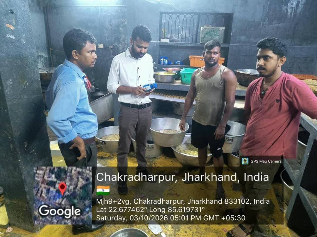 चक्रधरपुर में खाद्य प्रतिष्ठानों का विशेष जांच अभियान, 20 किलो खराब रसगुल्ले नष्ट
चक्रधरपुर। आगामी पर्व-त्योहारों को देखते हुए खाद्य पदार्थों की गुणवत्ता एवं खाद्य सुरक्षा सुनिश्चित करने के लिए खाद्य सुरक्षा प्रशासन, पश्चिमी सिंहभूम की टीम ने चक्रधरपुर क्षेत्र में विभिन्न खाद्य प्रतिष्ठानों का विशेष निरीक्षण अभियान चलाया। इस दौरान रेस्टोरेंट, मिठाई एवं किराना दुकानों में खाद्य पदार्थों की गुणवत्ता, स्वच्छता, सुरक्षित भंडारण और खाद्य सुरक्षा मानकों के अनुपालन की जांच की गई।
निरीक्षण के दौरान कुछ रेस्टोरेंट में पैकेटबंद पनीर का उपयोग पाया गया। वहीं कुछ प्रतिष्ठानों में साफ-सफाई एवं स्वच्छता की स्थिति संतोषजनक नहीं मिली तथा आवश्यक दस्तावेज भी उपलब्ध नहीं थे।
मथुरा स्वीट्स में करीब 20 किलो खराब रसगुल्ले और एक्सपायरी पस्ता स्नेक्स पाए गए। खाद्य सुरक्षा के दृष्टिकोण से इन खाद्य सामग्रियों को मौके पर ही नष्ट कराया गया।
खाद्य सुरक्षा मानकों के उल्लंघन के मामले में क्यूज़ीन फैमिली रेस्टोरेंट, संतुष्ट क्यूज़ीन रेस्टोरेंट, शंकर मिष्ठान भंडार, मथुरा स्वीट्स एवं छप्पन भोग को अग्रेत्तर कार्रवाई के लिए नोटिस जारी किया गया है।
खाद्य कारोबारियों को प्रतिष्ठानों में पर्याप्त साफ-सफाई रखने, खाद्य पदार्थों का सुरक्षित भंडारण करने तथा केवल गुणवत्तापूर्ण खाद्य सामग्री का उपयोग एवं बिक्री करने का निर्देश दिया गया। साथ ही पैकबंद खाद्य सामग्री खरीदने या बेचने से पहले एफएसएसएआई लाइसेंस/पंजीकरण संख्या, निर्माण तिथि और एक्सपायरी/उपयोग की अंतिम तिथि समेत लेबल पर दर्ज आवश्यक जानकारी की जांच करने को कहा गया।
#citilivejharkhand #nonfollowers #foryouシ #festival