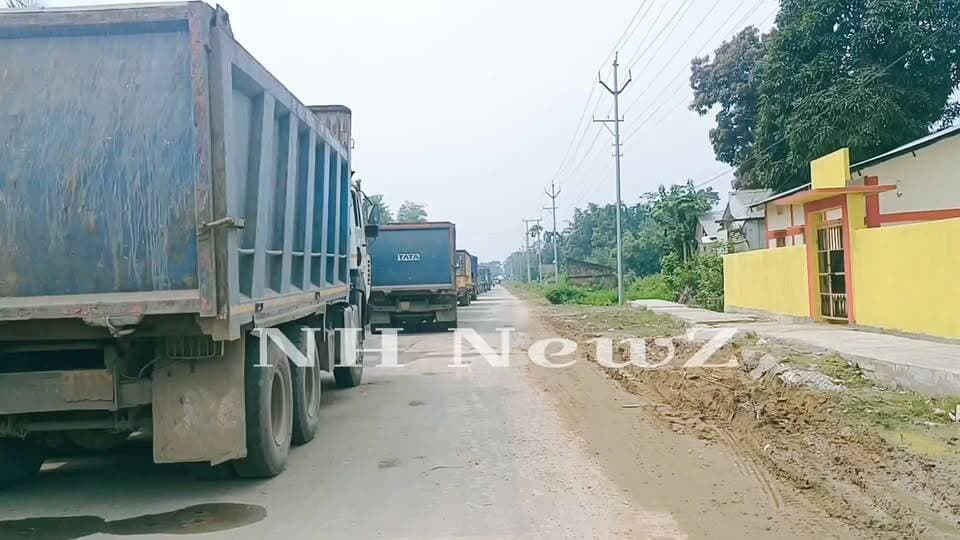 Trailer Gets Stuck in Mud at Serispur, Triggering Massive Traffic Chaos; Sribhumi–Tripura-Bound Vehicles Hit Hard