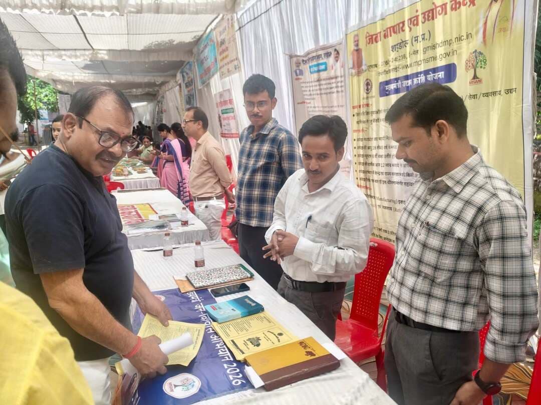 अपर कलेक्टर श्री सरोधन सिंह, अनुविभागीय अधिकारी राजस्व श्रीमती अमृता गर्ग, अध्यक्ष नगर पालिका श्री घनश्याम जायसवाल ने उद्योग विभाग द्वारा लगाए गए स्टाल का निरीक्षण किया एवं महा प्रबंधक उद्योग श्री मनीष अलावा एवं प्रबंधक श्री शैलेंद्र विश्वकर्मा ने मुख्यमंत्री उद्यम क्रांति योजना सहित अन्य योजनाओं की जानकारी दी। इसी प्रकार अन्य स्टालों का भी निरीक्षण किया।
#SevaSankalpAbhiyan #सेवा_संकल्प_अभियान #शहडोल #shahdol