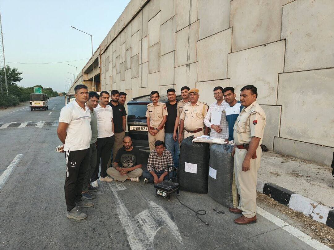 नाकाबंदी तोड़कर भाग रहे दो तस्कर गिरफ्तार, 45.290 किलो डोडा पोस्त बरामद
जोधपुर। डांगियावास थाना पुलिस और जिला स्पेशल टीम जोधपुर ईस्ट ने मादक पदार्थ तस्करी के खिलाफ संयुक्त कार्रवाई करते हुए दो तस्करों को गिरफ्तार किया है। पुलिस ने आरोपियों के कब्जे से 45.290 किलो डोडा पोस्त बरामद किया है। तस्करी में इस्तेमाल की जा रही किआ सेल्टोस कार भी पुलिस ने जब्त की है। जांच में कार चोरी की होने की बात सामने आई है। पुलिस को कार से अलग-अलग नंबरों की 8 फर्जी नंबर प्लेटें भी मिली हैं।
गिरफ्तार आरोपियों की पहचान सुभाष उर्फ रोहित (31) पुत्र महिराम विश्नोई और रामप्रकाश उर्फ रोनी बाबल (22) पुत्र हनुमानराम विश्नोई, निवासी बाबलों का बास फिटकासनी, थाना कुड़ी भगतासनी, जोधपुर के रूप में हुई है।
पुलिस के अनुसार पुलिस आयुक्त अंशुमान भोमिया और डीसीपी ईस्ट मनीष चौधरी के निर्देशन में मादक पदार्थों की तस्करी के खिलाफ विशेष अभियान चलाया जा रहा है। इसी दौरान पुलिस को सूचना मिली कि किआ सेल्टोस कार में डोडा पोस्त की तस्करी की जा रही है। सूचना के आधार पर शनिवार को दांतीवाड़ा पुलिया के नीचे नाकाबंदी की गई।
नाकाबंदी के दौरान पुलिस ने ग्रे रंग की संदिग्ध किआ सेल्टोस को रुकने का इशारा किया। चालक ने रुकने के बजाय कार को तेज रफ्तार से भगाने का प्रयास किया। इस दौरान कार बेकाबू होकर पुलिया से टकरा गई और क्षतिग्रस्त होकर मौके पर रुक गई। पुलिस टीम ने तत्काल घेराबंदी कर कार में सवार दोनों युवकों को पकड़ लिया।
कार की तलाशी लेने पर प्लास्टिक के दो कट्टों में 45.290 किलो डोडा पोस्त बरामद हुआ। पुलिस ने मादक पदार्थ को जब्त कर दोनों आरोपियों को गिरफ्तार कर लिया।
जांच के दौरान पुलिस को कार के चोरी की होने की जानकारी भी मिली। इसके अलावा कार के अंदर अलग-अलग नंबरों की 8 फर्जी नंबर प्लेटें बरामद हुईं। पुलिस के अनुसार आरोपी नाकाबंदी और पुलिस को चकमा देने के लिए अलग-अलग जिलों की सीमा पार करने के बाद कार की नंबर प्लेट बदल देते थे।
पुलिस दोनों आरोपियों से पूछताछ कर रही है और डोडा पोस्त की तस्करी से जुड़े नेटवर्क, मादक पदार्थ के स्रोत और सप्लाई किए जाने वाले स्थानों के बारे में जानकारी जुटाई जा रही है। डांगियावास थाना पुलिस की ओर से एक ही दिन में मादक पदार्थ तस्करी के खिलाफ यह दूसरी कार्रवाई है।