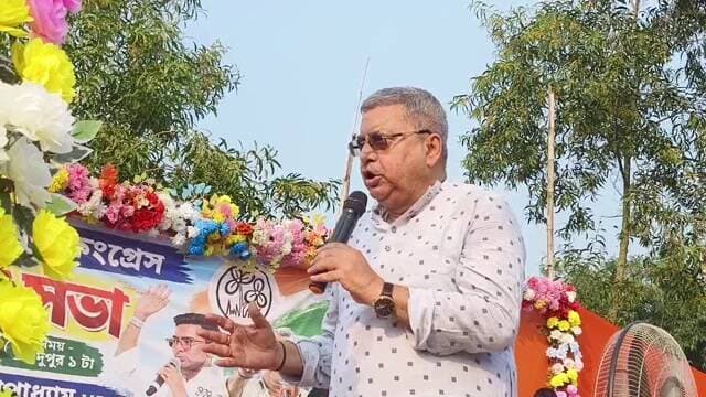 ইসলামপুরের সুজালীতে বক্তব্য রাখছেন মমতা তৃনমূলের সাংসদ কল্যাণ বন্দ্যোপাধ্যায়