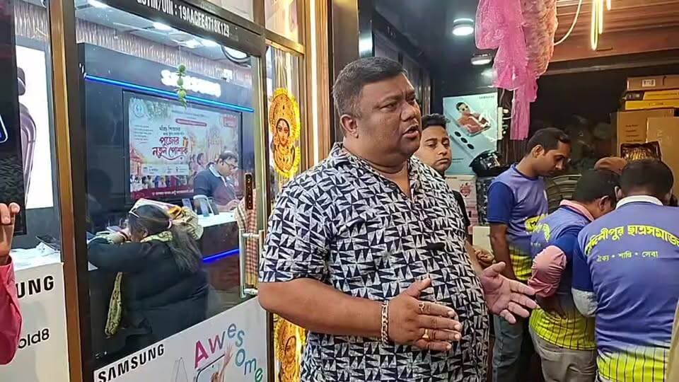 পুজোর আগে কচিকাচাদের হাসি ফোটানোর উদ্যোগ ইলেকট্রনিক্স শপি-র! পোশাক ও উপহার শহরের ছোট বাচ্চাদের! #electronicsshopee