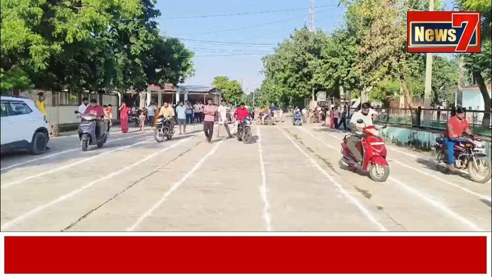 धीमी मोटरसाइकिल दौड़ में संजय गुप्ता प्रथम, रजत गुप्ता द्वितीय
धीमी मोटरसाइकिल एवं साइकिल दौड़ के साथ अग्रसेन जयंती महोत्सव-2026 का शुभारंभ
उदेई मोड़। अग्रसेन जयंती महोत्सव के प्रवक्ता पवन बंसल एडवोकेट ने बताया कि अग्रवाल समाज समिति उदेई मोड़ के तत्वावधान में आयोजित अग्रसेन जयंती महोत्सव-2026 का शुभारंभ युवा मंडल उदेई मोड़ द्वारा नई अनाज मंडी में आयोजित धीमी मोटरसाइकिल एवं धीमी साइकिल दौड़ प्रतियोगिताओं के साथ हुआ। कार्यक्रम के मुख्य अतिथि कुड़गांव निवासी श्यामलाल रहे।
धीमी मोटरसाइकिल दौड़ के संयोजक विवेक अग्रवाल ने बताया कि प्रतियोगिता में कुल 30 प्रतिभागियों ने हिस्सा लिया। इसमें सलेमपुर निवासी संजय गुप्ता ने प्रथम तथा रजत गुप्ता ने द्वितीय स्थान प्राप्त किया। वहीं, धीमी साइकिल दौड़ के संयोजक सुभाष मंगल माइक्रो ने बताया कि साइकिल दौड़ प्रतियोगिता का आयोजन सीनियर एवं जूनियर वर्ग में किया गया, जिसमें 100 से अधिक बच्चों ने भाग लिया। सीनियर वर्ग में क्रियांश मंगल प्रथम एवं आरंश बंसल द्वितीय रहे। वहीं जूनियर वर्ग में कुबेर बंसल प्रथम एवं जितिन गर्ग द्वितीय स्थान पर रहे।
युवा मंडल अध्यक्ष ललित गुप्ता टोकसी ने बताया कि दोनों प्रतियोगिताओं को लेकर अग्र बंधुओं एवं बच्चों में खासा उत्साह देखने को मिला। सुबह करीब पांच बजे से ही बड़ी संख्या में बच्चे एवं प्रतिभागी नई अनाज मंडी पहुंचने लगे थे।
कार्यक्रम में अग्रवाल समाज समिति उदेई मोड़ के अध्यक्ष दुर्लभ गोयल, महामंत्री दिनेश मेडी, कोषाध्यक्ष दीपक सलेमपुर, मेला संयोजक गोविंद टोकसी, वित्त संयोजक दिनेश करनपुर, अग्रवाल शिक्षण संस्थान अध्यक्ष दीनदयाल गुप्ता, लोकेश मेडी, कृष्ण कुमार गोयल, मोहित सिंघल सलेमपुर, सुरेंद्र गुप्ता, अभिषेक गर्ग, सुनील, यमन मंगल, गौरव मंगल कुनकटा, राजकुमार महस्वा, संजय एकट, हरिओम भगत, विनय, संजेश सहित अग्रवाल समाज समिति उदेई मोड़, अग्रसेन सेवा सदन उदेई मोड़, अग्रवाल कर्मचारी विकास समिति उदेई मोड़, युवा अग्रवाल संगठन उदेई मोड़ एवं अग्रवाल महिला मंडल उदेई मोड़ के पदाधिकारी और कार्यकारिणी सदस्य मौजूद रहे।