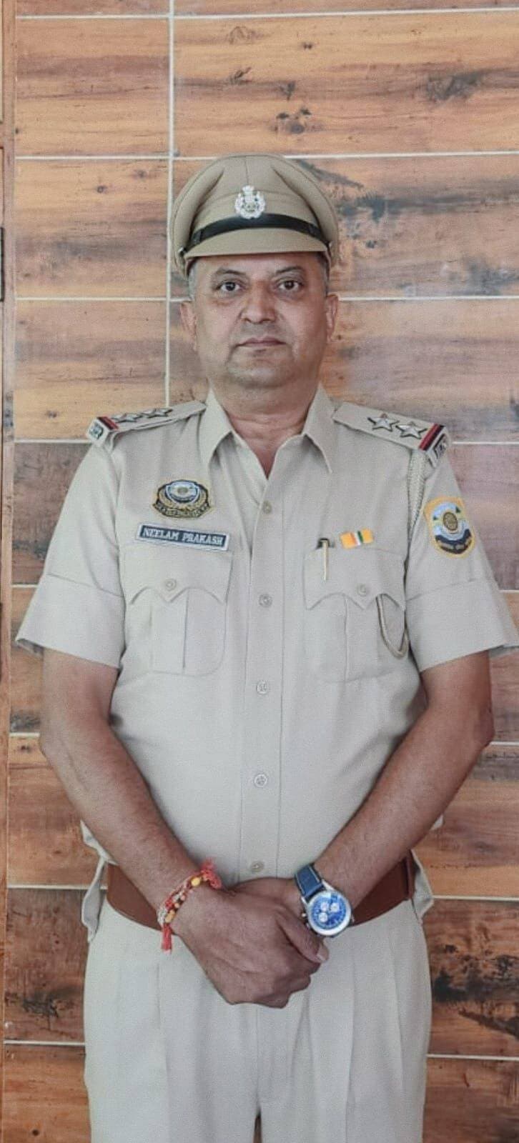 मेहनत और निष्ठा का मिला सम्मान, नीलम प्रकाश बने सब इंस्पेक्टर
पांवटा साहिब। अपनी कर्तव्यनिष्ठा, सादगीपूर्ण व्यवहार और बेहतरीन कार्यशैली के लिए पहचान रखने वाले नीलम प्रकाश को पदोन्नति मिली है। पूर्व ऊर्जा मंत्री सुखराम चौधरी के साथ लंबे समय तक पीएसओ के रूप में सेवाएं देने वाले नीलम प्रकाश अब सब इंस्पेक्टर के पद पर अपनी सेवाएं देंगे।
नीलम प्रकाश को जानने वाले लोगों का कहना है कि वह हमेशा अपनी ड्यूटी को पूरी ईमानदारी और जिम्मेदारी के साथ निभाने के लिए जाने जाते हैं। सादगी भरा स्वभाव और लोगों के साथ सहज व्यवहार उनकी खास पहचान रही है। यही वजह है कि उनकी पदोन्नति की खबर से क्षेत्र में उनके परिचितों और शुभचिंतकों में खुशी का माहौल है।
स्थानीय लोगों के मुताबिक नीलम प्रकाश को उनकी मेहनत और लंबे समय से की जा रही सेवाओं का फल लगातार मिल रहा है। सुखराम चौधरी के साथ भी उनका लंबा कार्य अनुभव रहा है। उनकी कार्यशैली और जिम्मेदारी के प्रति समर्पण के चलते वह लंबे समय तक उनके साथ जुड़े रहे।
नीलम प्रकाश की पदोन्नति को उनके समर्थक और परिचित मेहनत, लगन और कर्तव्य के प्रति समर्पण की जीत के रूप में देख रहे हैं। लोगों ने उन्हें नई जिम्मेदारी के लिए बधाई देते हुए उज्ज्वल भविष्य की शुभकामनाएं दी हैं।