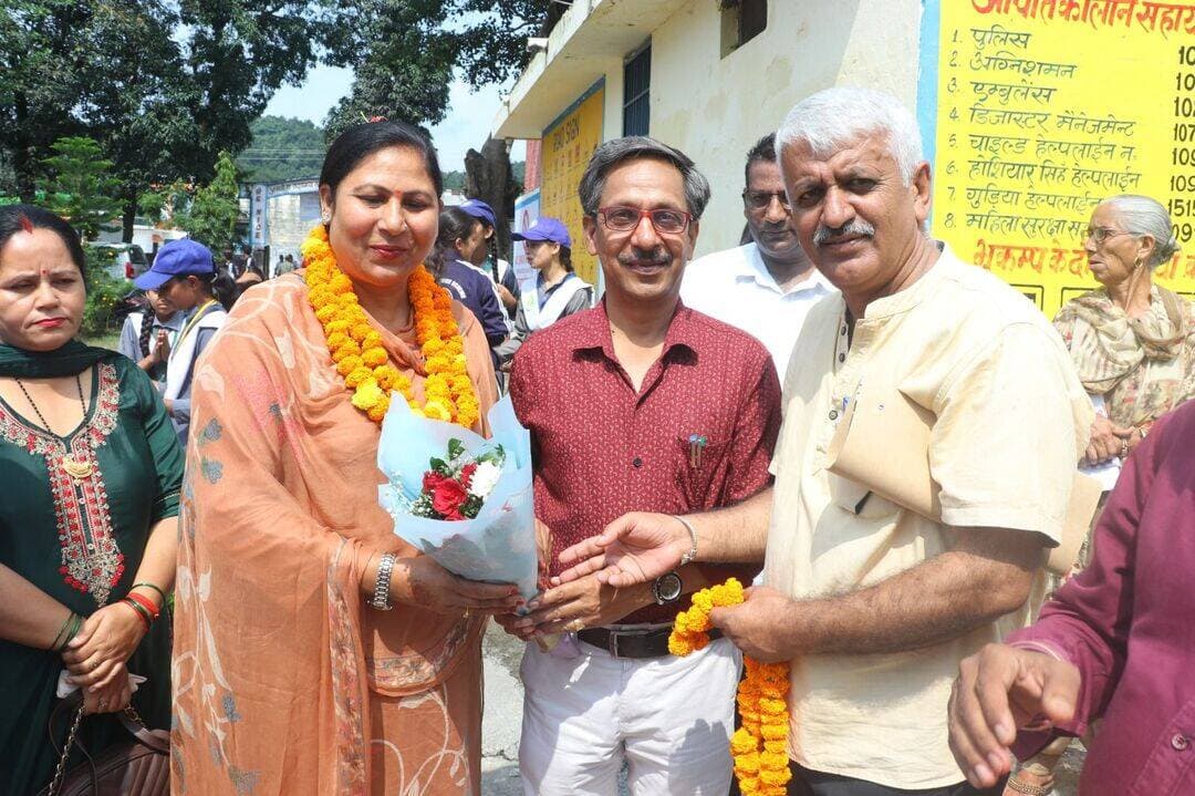 शिवपुर स्कूल में जिला स्तरीय अंडर-14 खेलकूद प्रतियोगिता का आगाज आज
शिवपुर स्कूल में जिला स्तरीय अंडर-14 खेलकूद प्रतियोगिता का आगाज, नसीमा बेगम ने किया शुभारंभ
पांवटा साहिब। राजकीय वरिष्ठ माध्यमिक विद्यालय शिवपुर में जिला स्तरीय अंडर-14 छात्र वर्ग की तीन दिवसीय लघु खेलकूद प्रतियोगिता का शुभारंभ हुआ। प्रतियोगिता 25 से 27 सितंबर तक आयोजित की जा रही है। उद्घाटन समारोह में नसीमा बेगम ने बतौर मुख्य अतिथि शिरकत की।
इस अवसर पर नसीमा बेगम ने खिलाड़ियों का उत्साहवर्धन करते हुए कहा कि पांवटा साहिब का विकास करना उनका मकसद है। उन्होंने कहा कि क्षेत्र के छात्र-छात्राओं को बेहतर शिक्षा और सुविधाएं मिलें, इसके लिए सरकार लगातार प्रयास कर रही है। उन्होंने कहा कि मुख्यमंत्री और शिक्षा मंत्री के नेतृत्व में शिक्षा के क्षेत्र में बेहतरीन कार्य किए जा रहे हैं, ताकि बच्चों को पढ़ाई के साथ-साथ खेलों में भी आगे बढ़ने के बेहतर अवसर मिल सकें।
उन्होंने प्रतियोगिता में भाग लेने पहुंचे खिलाड़ियों को शुभकामनाएं देते हुए कहा कि खेल बच्चों के शारीरिक और मानसिक विकास में महत्वपूर्ण भूमिका निभाते हैं। प्रतियोगिता में जिला सिरमौर के विभिन्न स्कूलों से पहुंचे नन्हे खिलाड़ी अपनी खेल प्रतिभा का प्रदर्शन करेंगे।