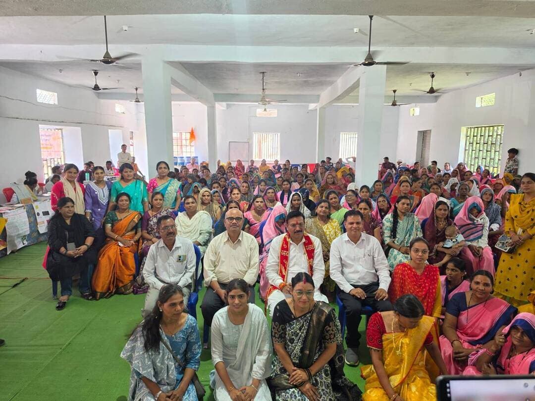 सेवा संकल्प अभियान के तहत पीपलझोपा में आँगन मिलन सेवा कार्यक्रम संपन्न
________________
सांसद ने आँगनवाड़ी कार्यकर्ता एवं सहायिकाओं का किया सम्मान, हितग्राहियों से की चर्चा
________________
जनप्रतिनिधियों और समुदाय के सहयोग से आँगनवाड़ी केंद्रों को और सशक्त बनाने पर दिया जोर
________________
खरगोन 04 अक्टूबर 2026। सेवा संकल्प अभियान के अंतर्गत महिला एवं बाल विकास विभाग द्वारा 26 सितंबर से 5 अक्टूबर तक जिले के सभी आँगनवाड़ी केंद्रों में ‘‘आँगन मिलन सेवा’’ अभियान संचालित किया जा रहा है। इसी क्रम में परियोजना भगवानपुरा के जनजातीय वन ग्राम पीपलझोपा में आँगन मिलन सेवा कार्यक्रम आयोजित किया गया। कार्यक्रम में खरगोन-बड़वानी क्षेत्र के सांसद श्री गजेंद्र सिंह पटेल, जनपद अध्यक्ष भगवानपुरा श्री महेंद्र किराड़े, पूर्व विधानसभा प्रत्याशी श्री चंद्रसिंह वास्कले सहित जनप्रतिनिधि एवं ग्रामीणजन उपस्थित रहे।
कार्यक्रम का आयोजन जिला कार्यक्रम अधिकारी श्री संजय भारद्वाज एवं परियोजना अधिकारी भगवानपुरा श्री नंदराम चौहान के मार्गदर्शन में किया गया। इस दौरान जनप्रतिनिधियों द्वारा आँगनवाड़ी कार्यकर्ता, सहायिका एवं स्वास्थ्य विभाग के चिकित्सक का सम्मान किया गया। कार्यक्रम के माध्यम से ग्रामीणों को आँगनवाड़ी केंद्रों के माध्यम से महिलाओं एवं बच्चों को उपलब्ध कराई जा रही पोषण एवं स्वास्थ्य संबंधी सेवाओं तथा शासन की विभिन्न जनकल्याणकारी योजनाओं की जानकारी दी गई।
सांसद श्री गजेंद्र सिंह पटेल ने प्रधानमंत्री मातृ वंदना योजना सहित महिला एवं बाल कल्याण से जुड़ी योजनाओं की जानकारी दी तथा हितग्राहियों से संवाद कर योजनाओं के लाभ के संबंध में चर्चा की। उन्होंने कहा कि जनप्रतिनिधियों और समुदाय के सहयोग से आँगनवाड़ी केंद्रों को और अधिक सशक्त बनाना है। उन्होंने नागरिकों से अपने निजी समारोह जैसे जन्मोत्सव, विवाह वर्षगांठ अथवा अन्य उत्सव आँगनवाड़ी केंद्र में बच्चों के साथ मनाने का आह्वान किया।
कार्यक्रम में बताया गया कि आँगनवाड़ी केंद्रों के माध्यम से बच्चों को पोषणयुक्त आहार एवं स्वास्थ्य परामर्श देने के साथ खेल-खेल में अनौपचारिक शिक्षा प्रदान कर उन्हें भविष्य की शिक्षा के लिए तैयार किया जाता है। साथ ही शासन की महत्वपूर्ण योजनाओं का लाभ भी पात्र हितग्राहियों को उपलब्ध कराया जाता है।
स्वास्थ्य विभाग की ओर से एनीमिया एवं बच्चों के स्वास्थ्य की जांच के लिए स्वास्थ्य शिविर आयोजित किया गया। वहीं एनआरएलएम की दीदियों द्वारा आर्थिक सशक्तिकरण एवं स्वरोजगार के संबंध में अपनी सफलता की कहानी साझा की गई। हितलाभ वितरण के अंतर्गत लाड़ली लक्ष्मी योजना की बालिकाओं को आश्वासन प्रमाण-पत्र वितरित किए गए। कार्यक्रम के अंत में पौधारोपण भी किया गया।
महिला एवं बाल विकास विभाग द्वारा बताया गया कि ‘‘आँगन मिलन सेवा’’ अभियान का उद्देश्य आँगनवाड़ी केंद्रों को सेवा, पोषण, सीखने, सहभागिता और सम्मान के उत्सव के रूप में सक्रिय करना है। अभियान तीन चरणों में जिले के आँगनवाड़ी केंद्रों पर स्थानीय जनप्रतिनिधियों की उपस्थिति में विभिन्न गतिविधियों के माध्यम से संचालित किया जा रहा है। परियोजना भगवानपुरा में कुल 227 आँगनवाड़ी केंद्र हैं, जिनमें प्रथम चरण में 57, द्वितीय चरण में 57 तथा तृतीय चरण में 113 आँगनवाड़ी केंद्रों में यह अभियान आयोजित किया जा रहा है।
#JansamparkMP #khargone #सेवा_संकल्प_अभियान