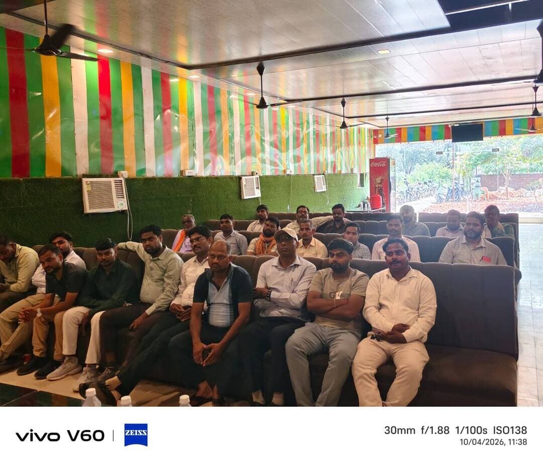 अखिल भारतीय फार्मासिस्ट एसोसिएशन की हरदोई इकाई का सम्मेलन संपन्न
हरदोई। शहर के जेडी लॉन एंड रेस्टोरेंट में रविवार को अखिल भारतीय फार्मासिस्ट एसोसिएशन की हरदोई इकाई का सम्मेलन एवं विश्व फार्मासिस्ट दिवस समारोह धूमधाम से आयोजित किया गया। कार्यक्रम में फार्मासिस्टों के हितों और उनकी भूमिका को लेकर चर्चा की गई।
कार्यक्रम के मुख्य अतिथि अखिल भारतीय फार्मासिस्ट एसोसिएशन के प्रदेश उपाध्यक्ष अमित तिवारी ने कहा कि वर्तमान उत्तर प्रदेश सरकार को शेड्यूल-के को समाप्त करने तथा फार्मासिस्ट प्रैक्टिस रेगुलेशन एक्ट-2015 को प्रदेश में लागू करने की दिशा में कदम उठाना चाहिए। उन्होंने कहा कि इससे फार्मासिस्टों को उनका सम्मान और अधिकार मिल सकेगा। उन्होंने ‘जहां दवा, वहां फार्मासिस्ट’ का नारा भी दिया।
विशिष्ट अतिथि प्रदेश कार्यकारिणी सदस्य विवेक यादव ने कहा कि फार्मासिस्ट स्वस्थ समाज की नींव का महत्वपूर्ण हिस्सा हैं, जिन्हें नजरअंदाज नहीं किया जा सकता। उन्होंने कहा कि फार्मासिस्टों का सम्मान और उनके अधिकार उन्हें मिलना चाहिए।
कार्यक्रम की अध्यक्षता जिलाध्यक्ष अमन दुबे ने की। इस दौरान ईशान हुसैन, वारिस अली, सोमेश मिश्रा, जितेंद्र शुक्ला, महेंद्र मिश्रा, अंकुर गुप्ता, अक्षतानन्द मिश्रा, इंद्रजीत विश्वास, विवेक पाल, अमित राठौर, ऋषभ मिश्रा, निखिल त्रिवेदी, कमल पाठक, राहुल वाजपेई सहित जिला कार्यकारिणी के पदाधिकारी और बड़ी संख्या में फार्मासिस्ट साथी मौजूद रहे।